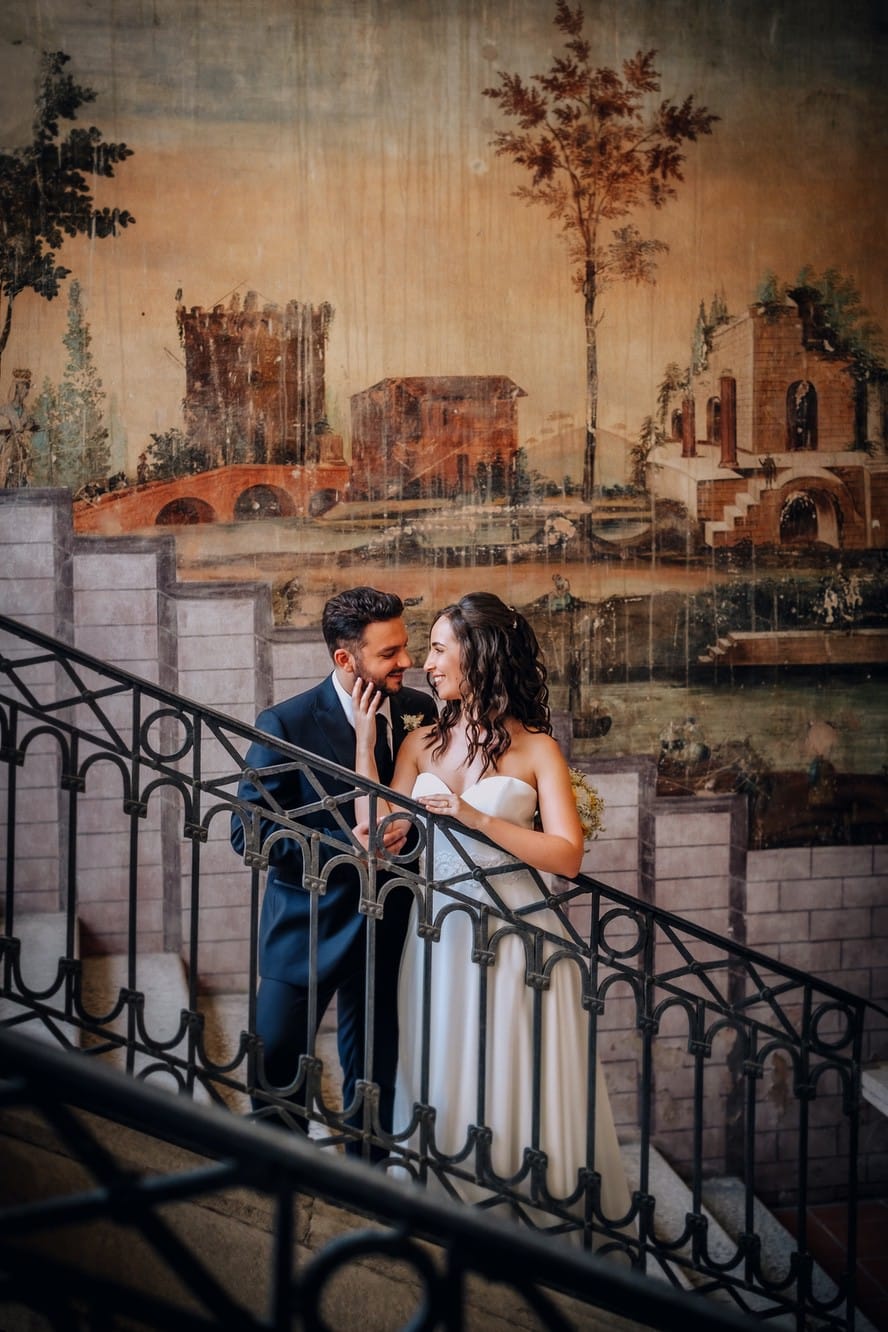Foto di matrimonio sposi davanti ad affresco