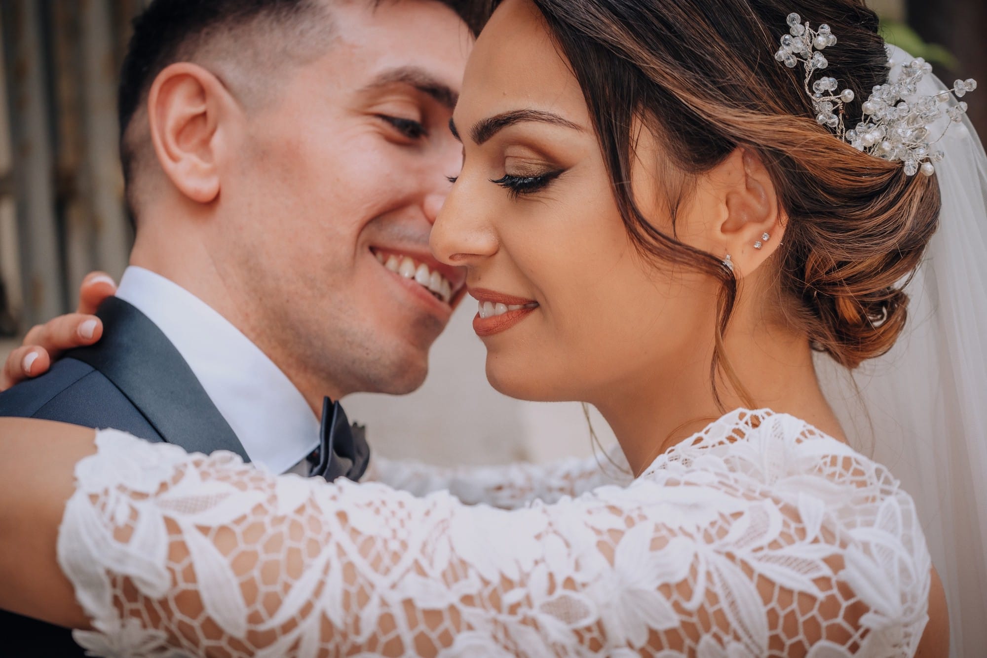 Foto di matrimonio primopiano su sposi