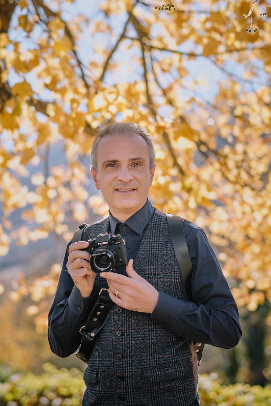 Foto di Pino Coduti fotografo Foggia Fotoritratto personale di Pino Coduti con macchina fotografica