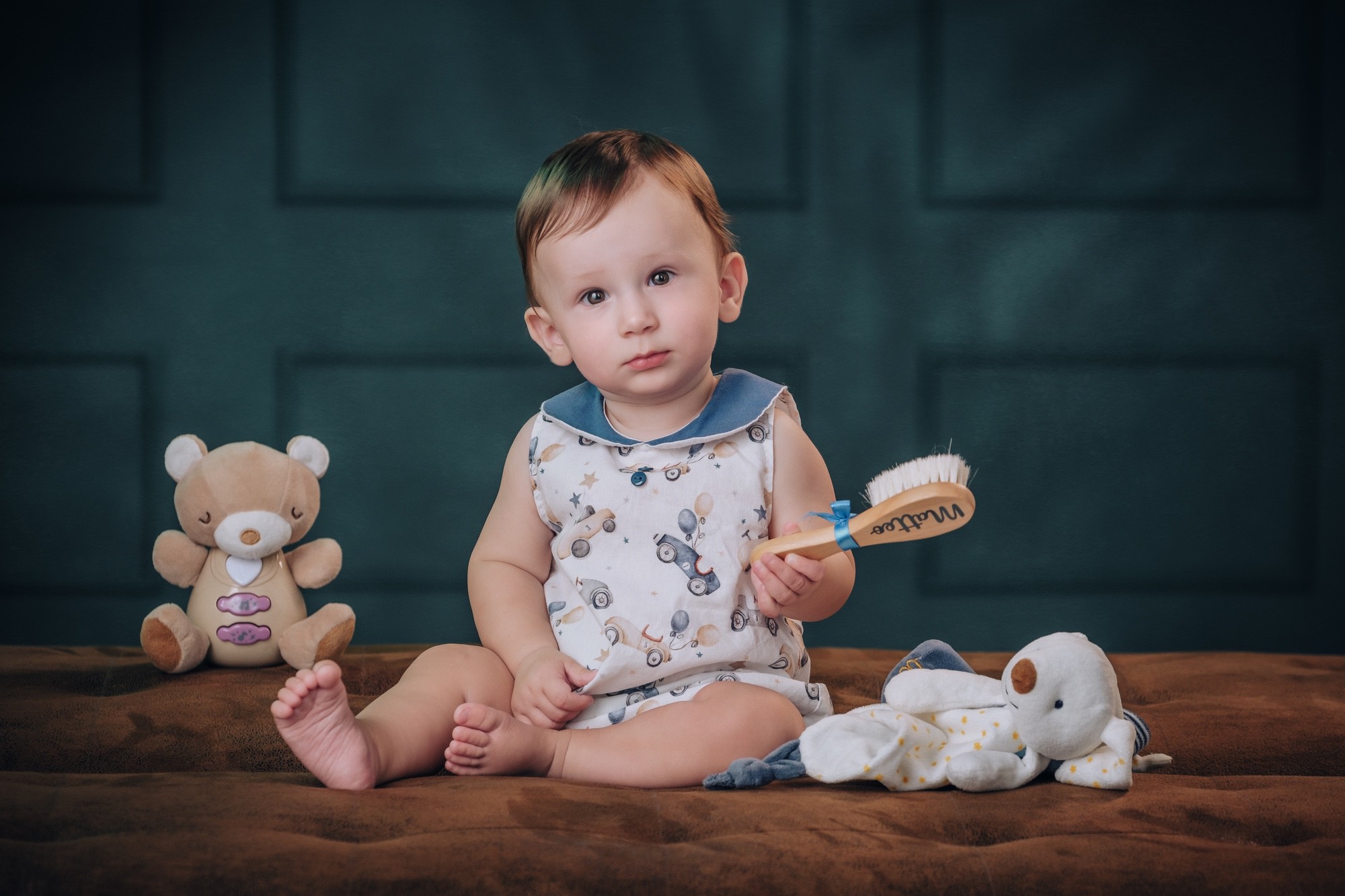 Scatto di bambino Foto ritratto di un bambino con pupazzetti ed una spazzola
