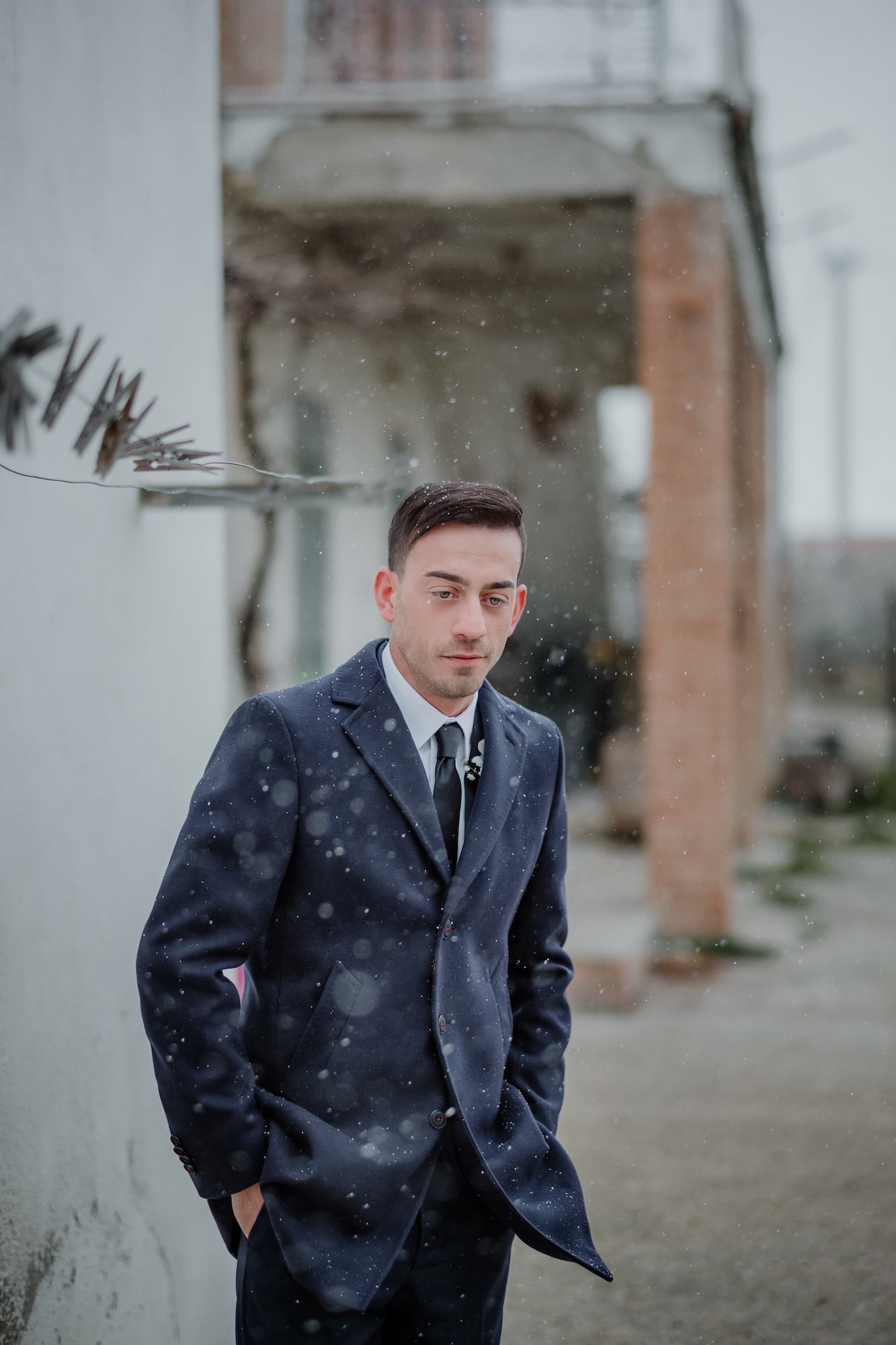 Sposo fotografato mentre nevica