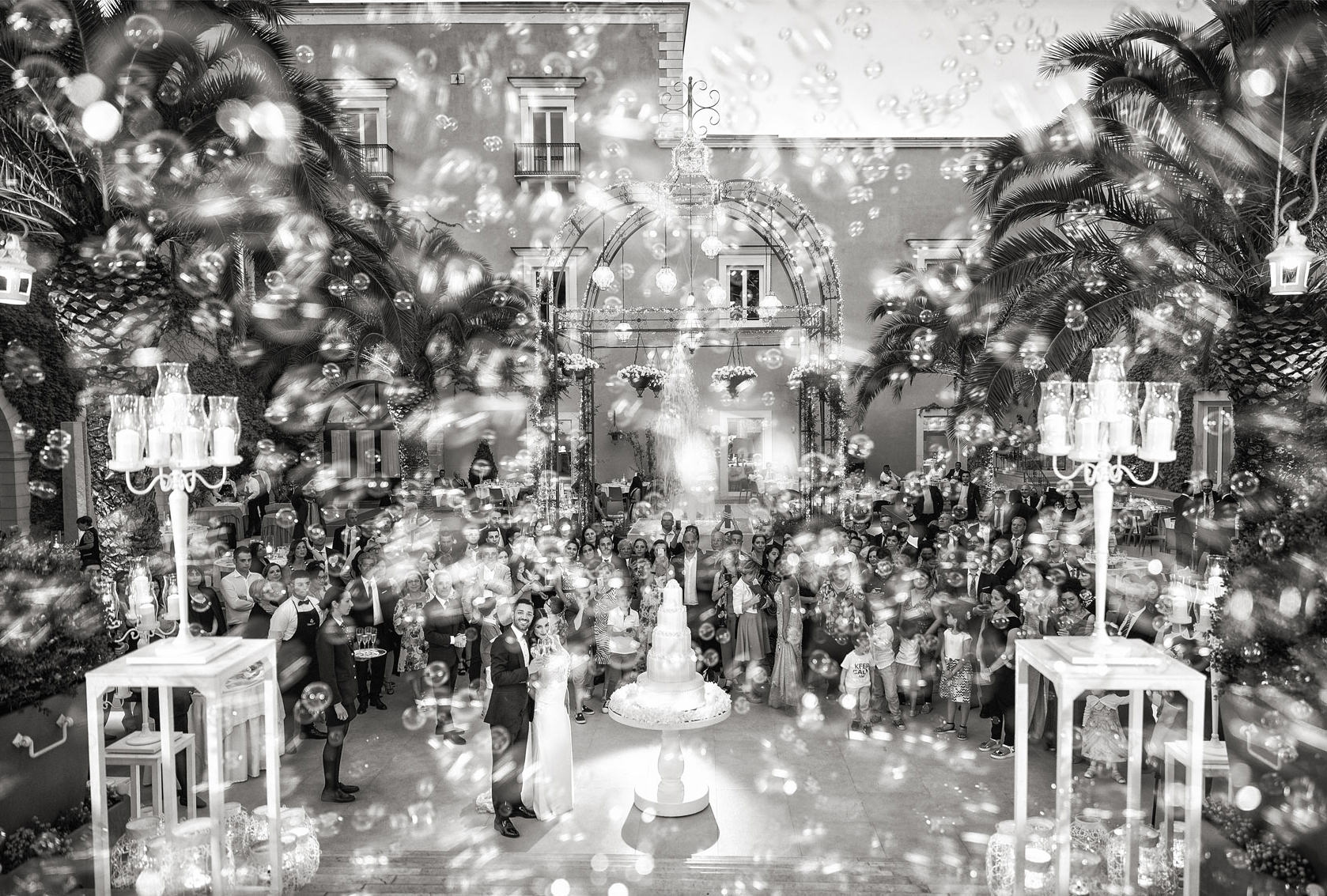 Taglio torta a Villa Carafa con bolle di sapone