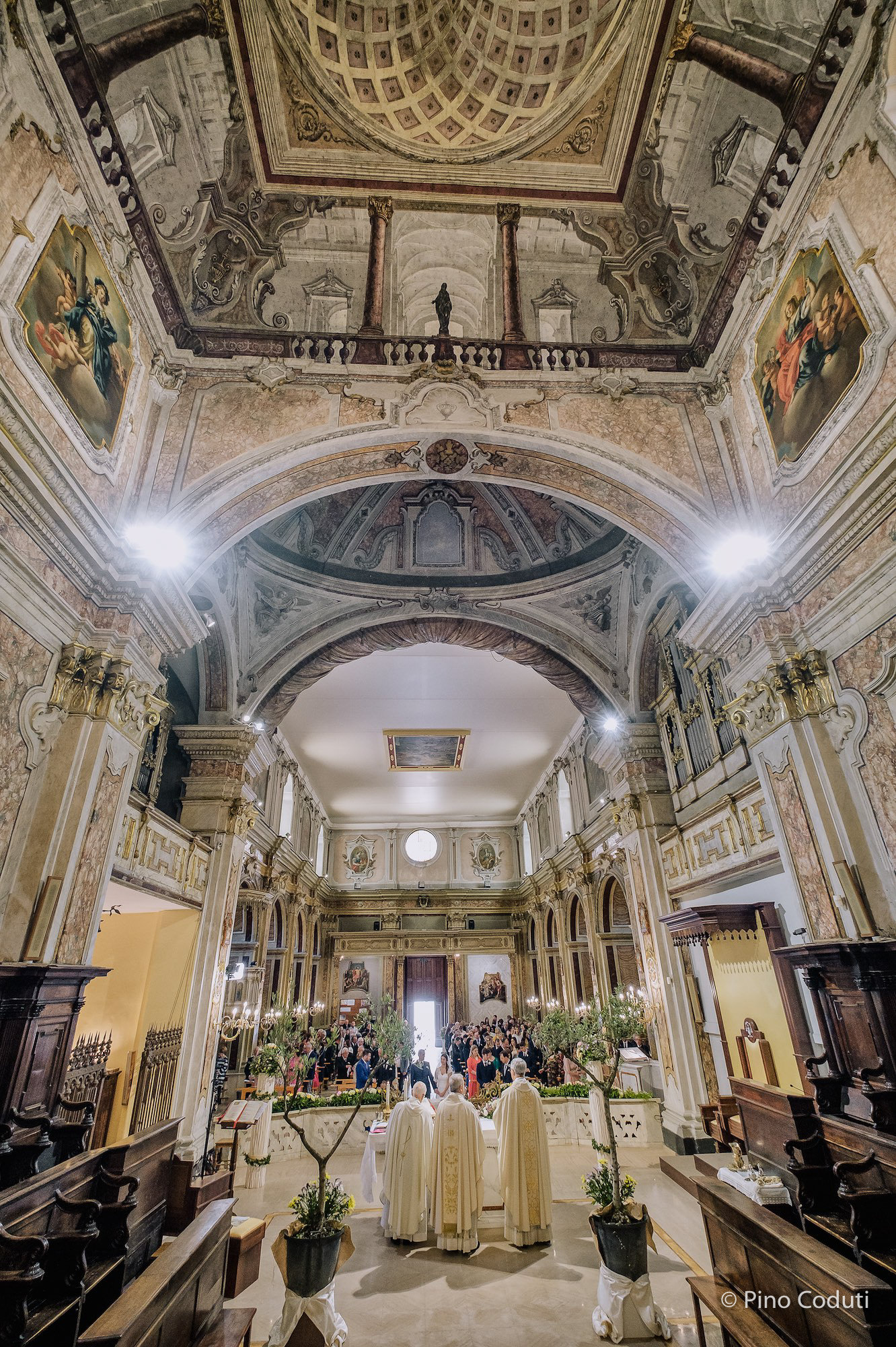 Vescovo e sposi nella cattedrale di San Severo