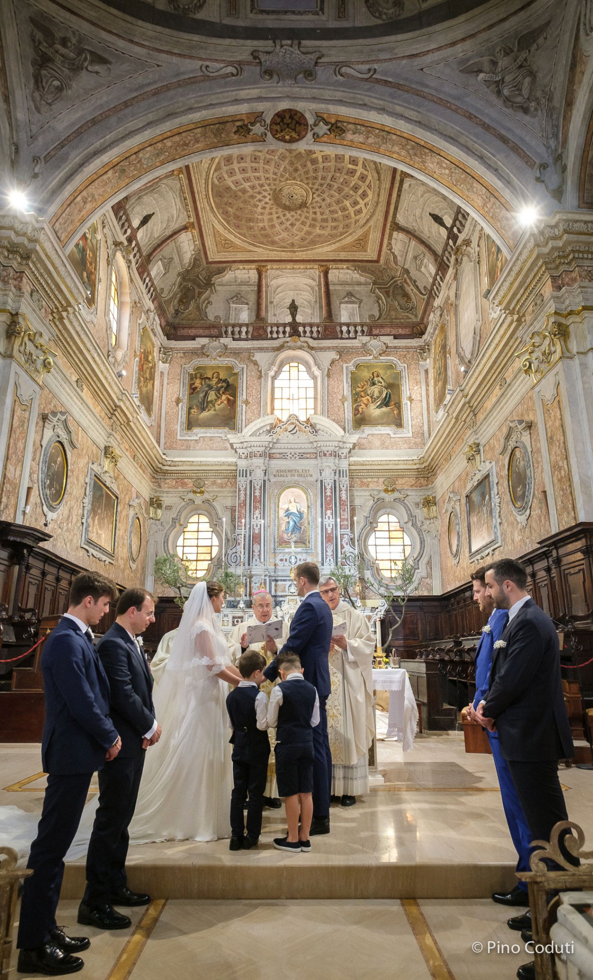 Vescovo e sposi nella cattedrale di San Severo
