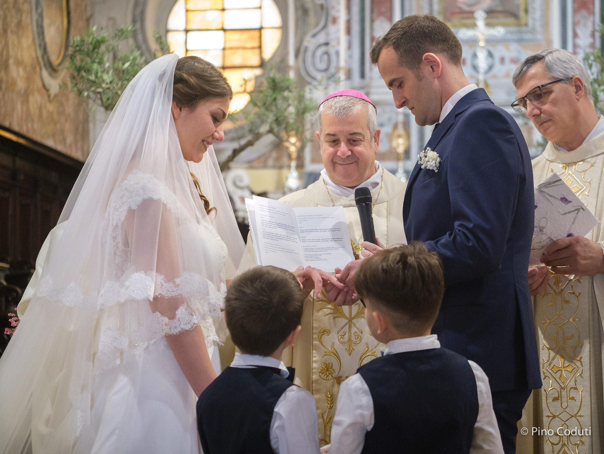 vescovo e sposi nella cattedrale di San Severo