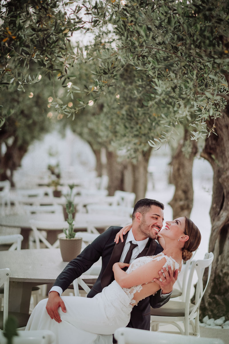 Sposi felici tra gli ulivi di Villa Carafa
