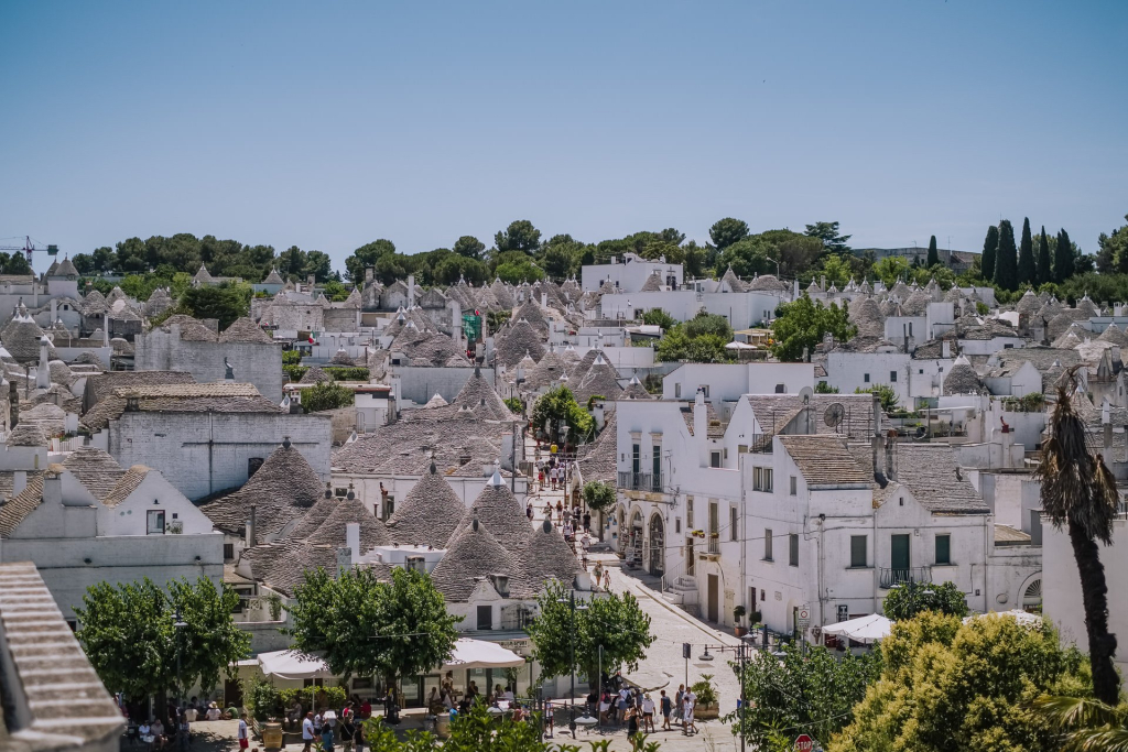 il centro storico di alberobello con i suoi trulli