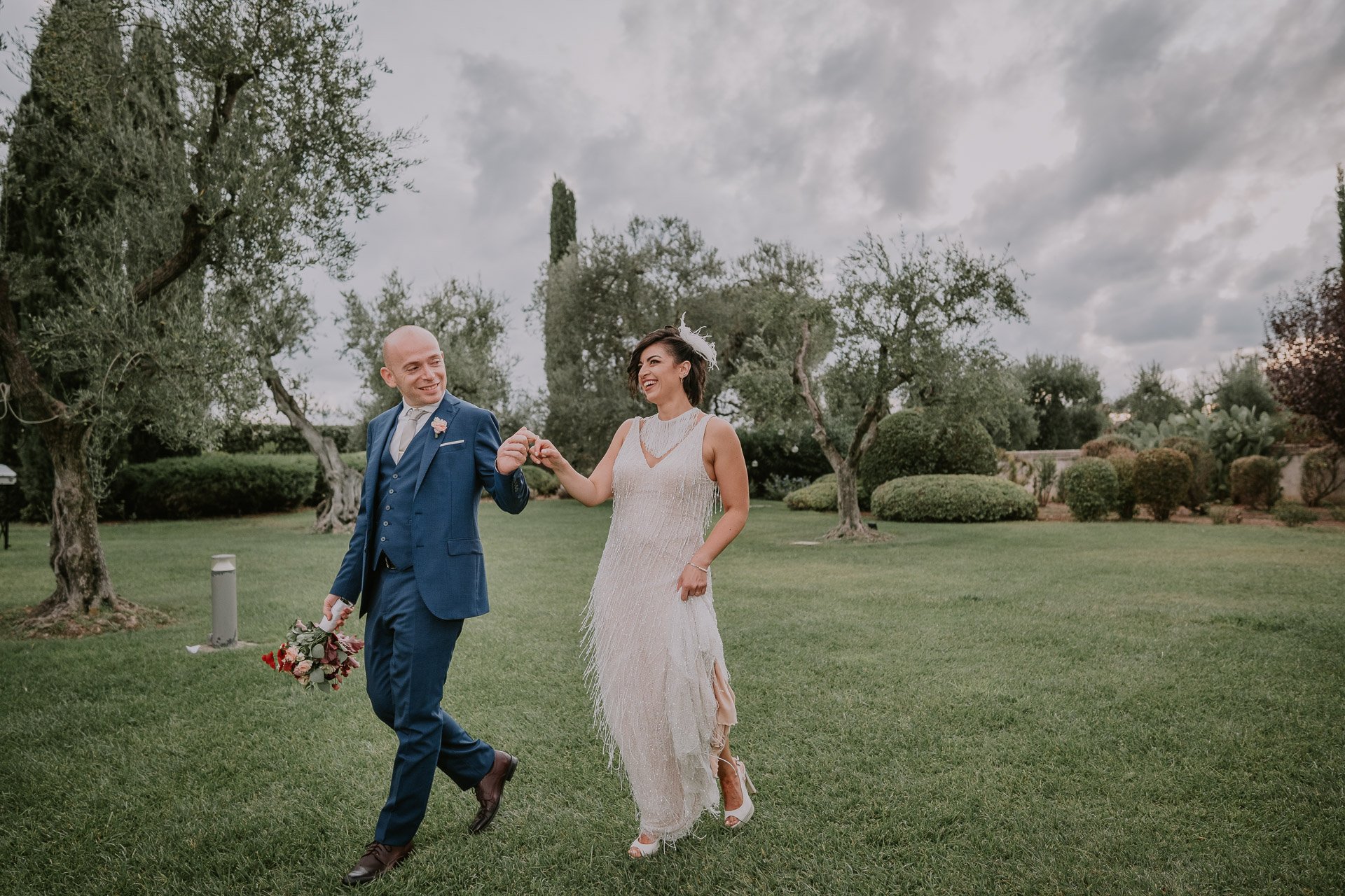 Matrimonio a Villa Sant'Elia a passeggio nel prato