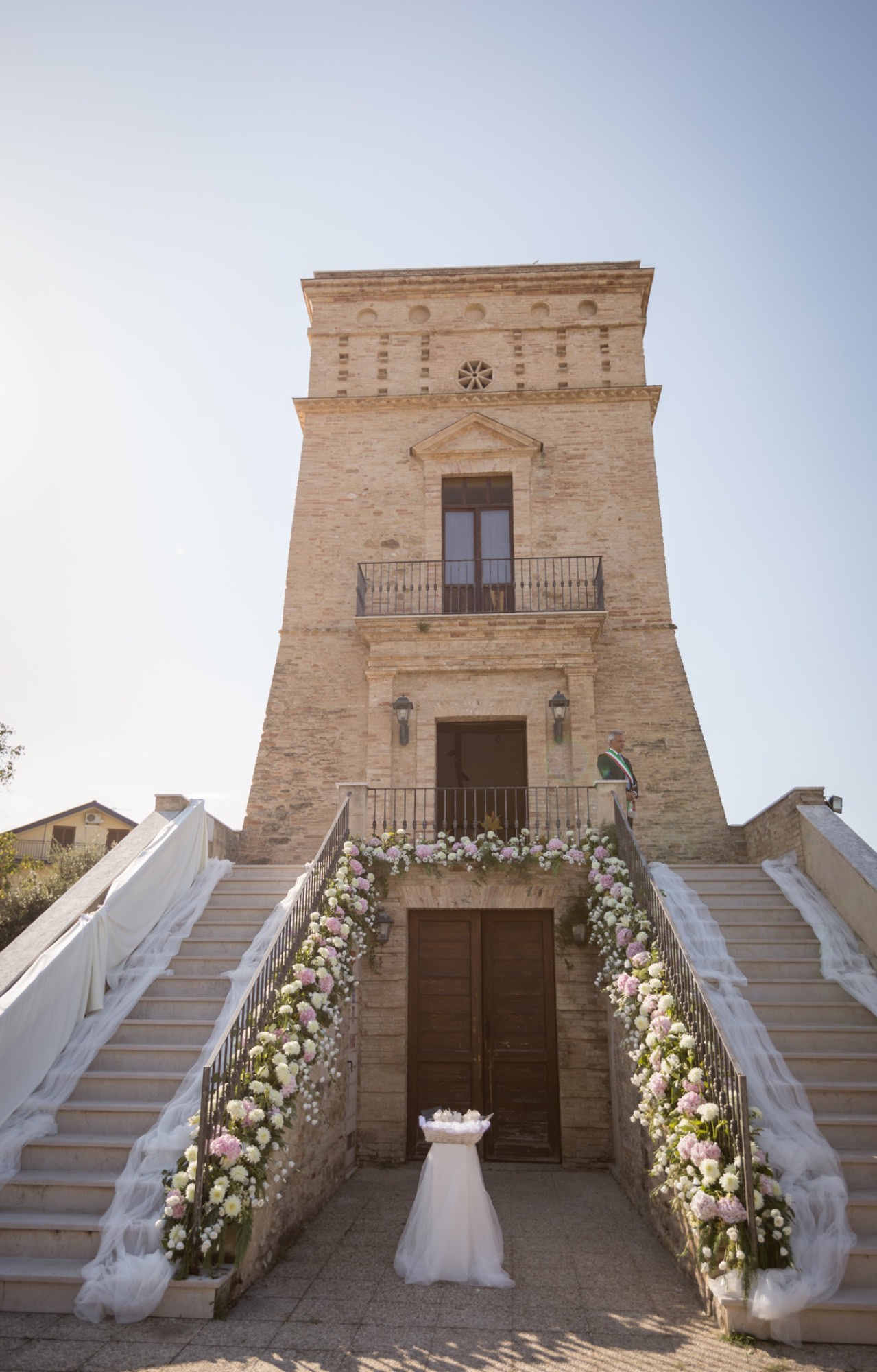 Torre di Orsogna addobbata con i fiori