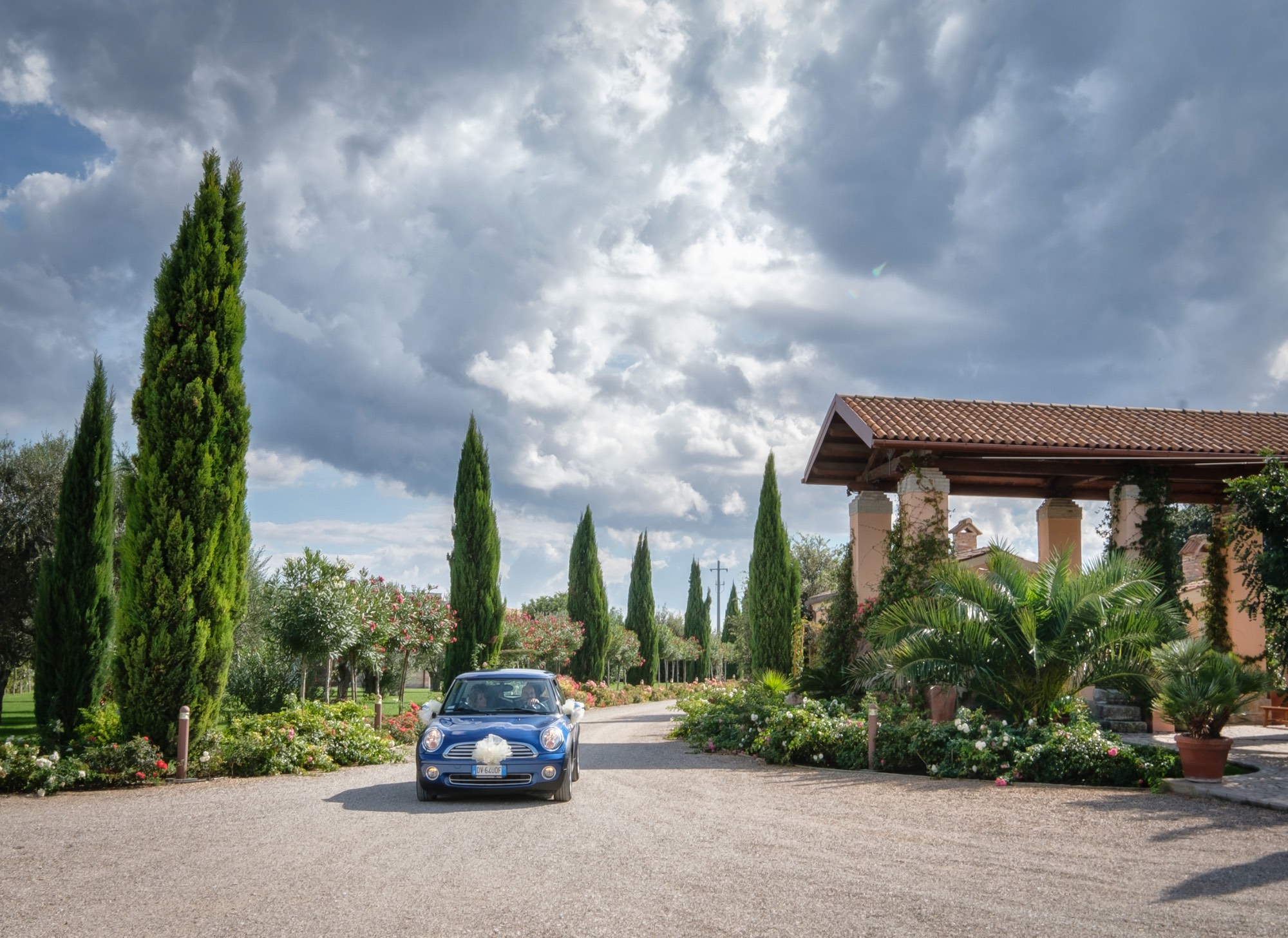 Gli sposi in viaggio con la loro amata MINI blu