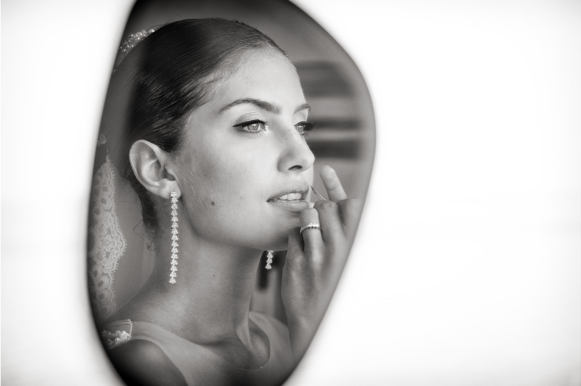 Foto sposa allo specchio Sposa allo specchio che si ritocca il rossetto