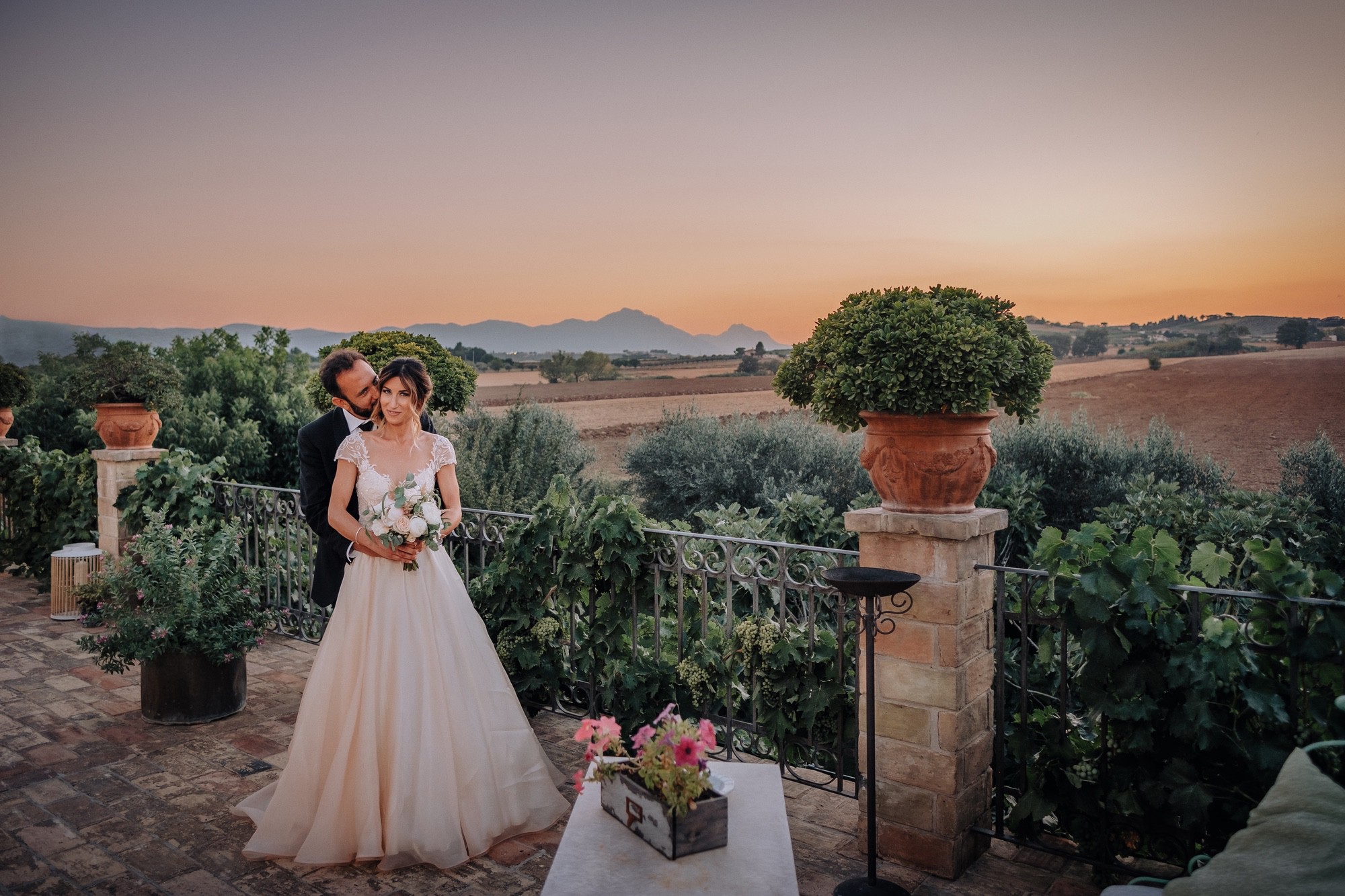 Foto sposi in Abruzzo Foto di matrimonio, sposi in Abruzzo con panorama rurale