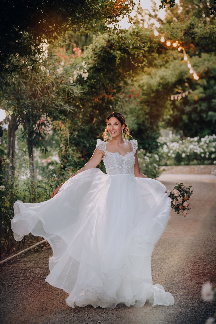 Sposa sul sentiero Sposa ritratta lungo un sentiero immerso nel verde