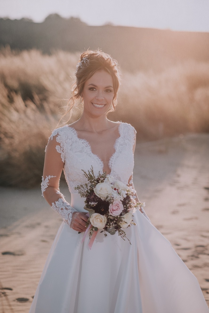 Foto di una sposa sorridente in spiaggia