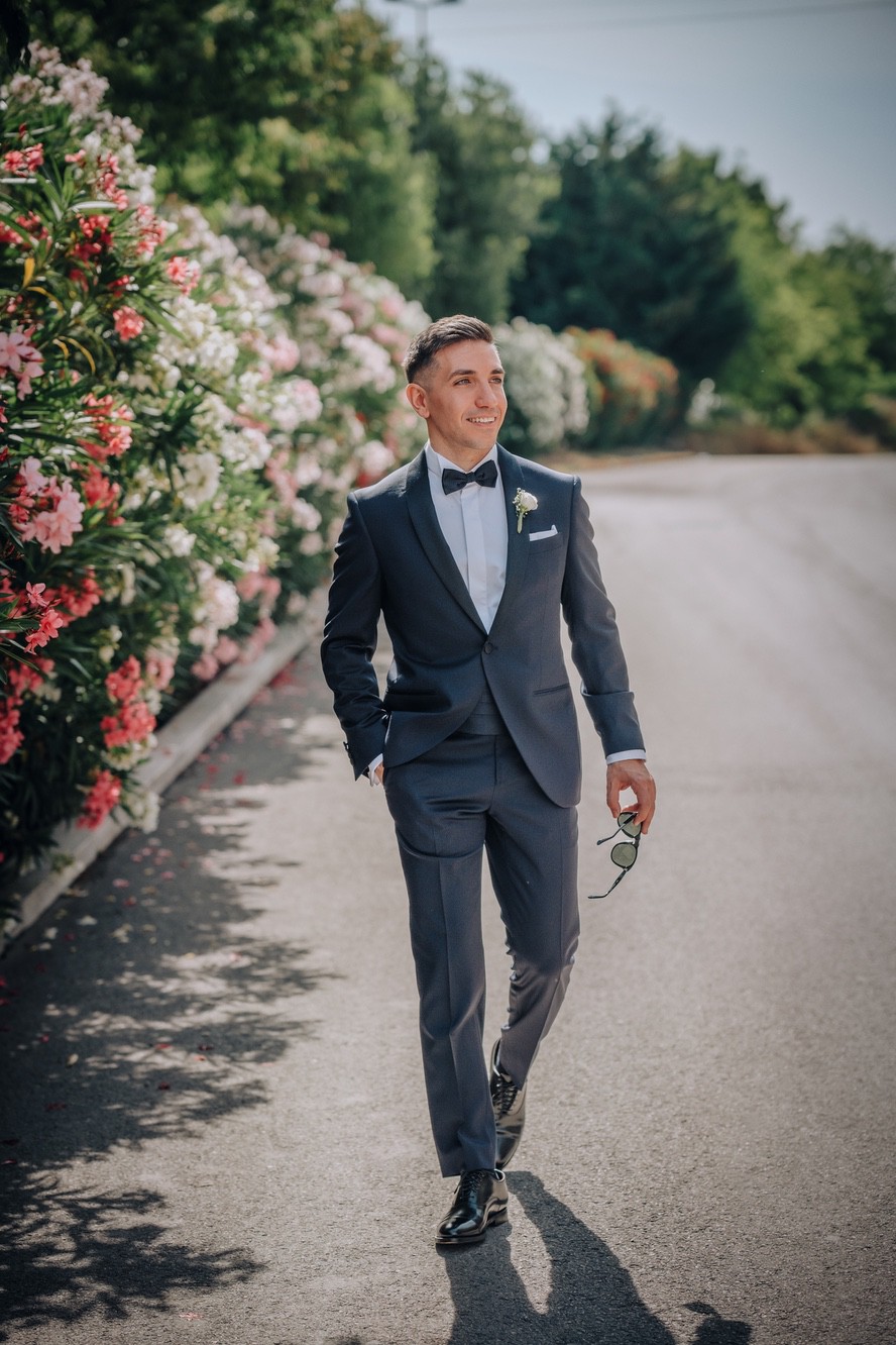 Foto di uno sposo che cammina sorridente