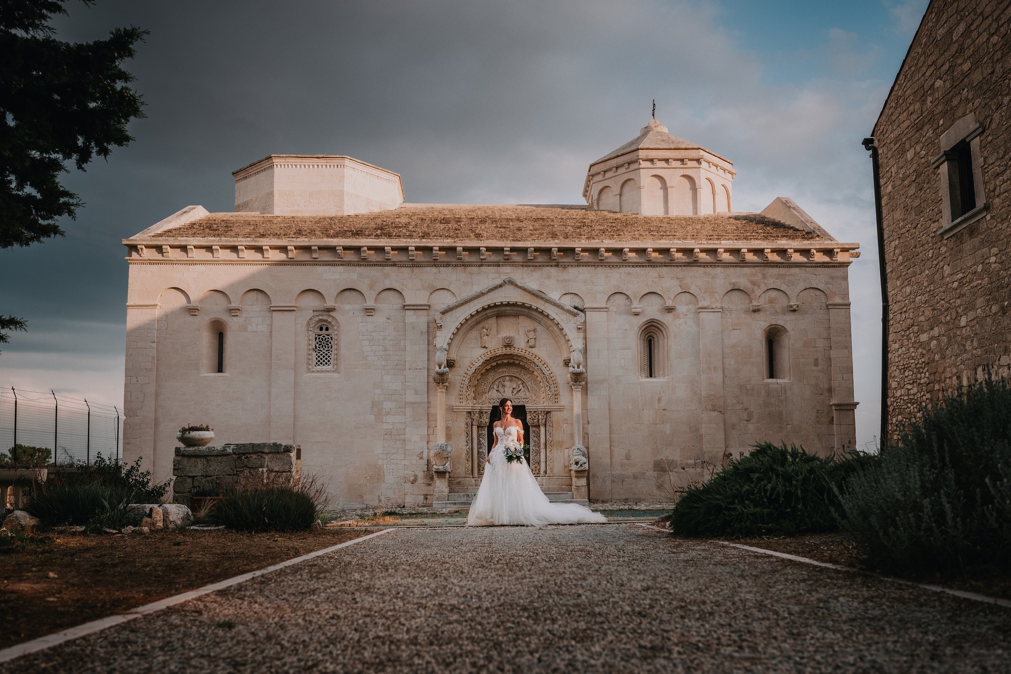 Sposa davanti alla cattedrale di Manfredonia