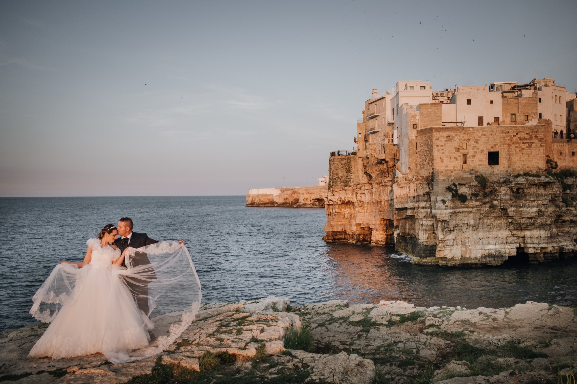 Sposi sul lungomare di Polignano a Mare