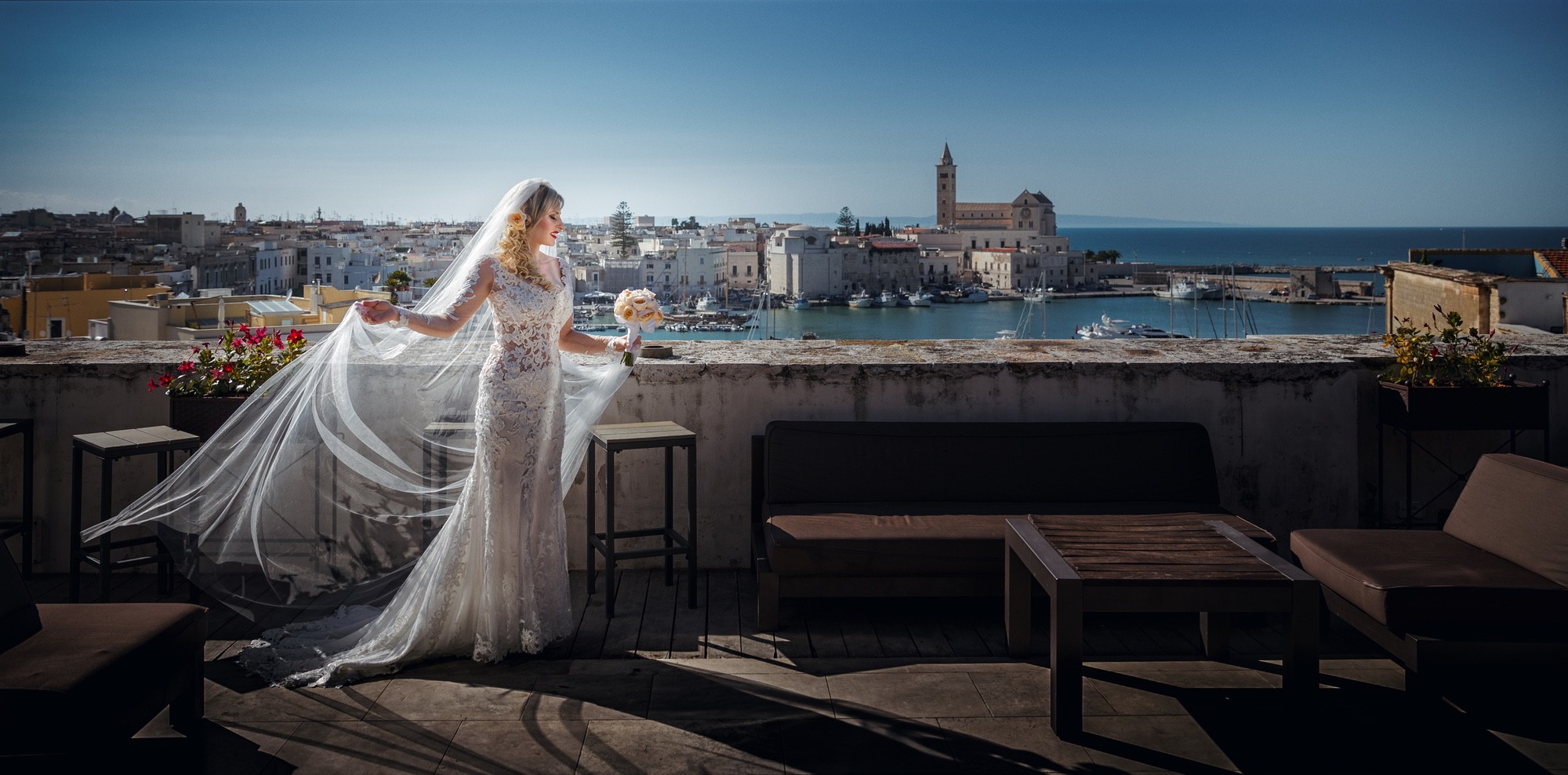 Sposa con il porto di Trani sullo sfondo