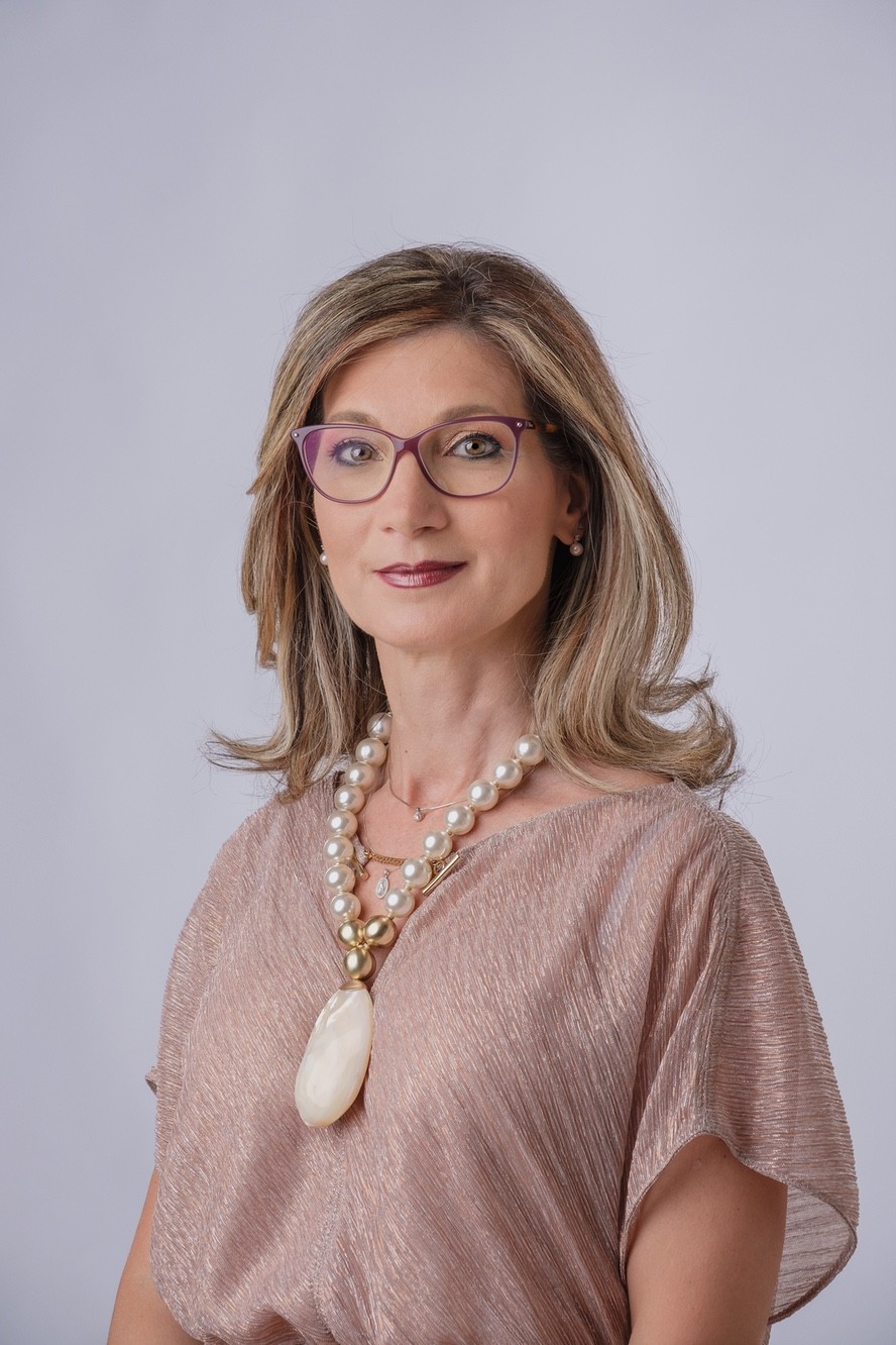 Scatto fotografico professionale che ritrae una donna manager con occhiali e collana