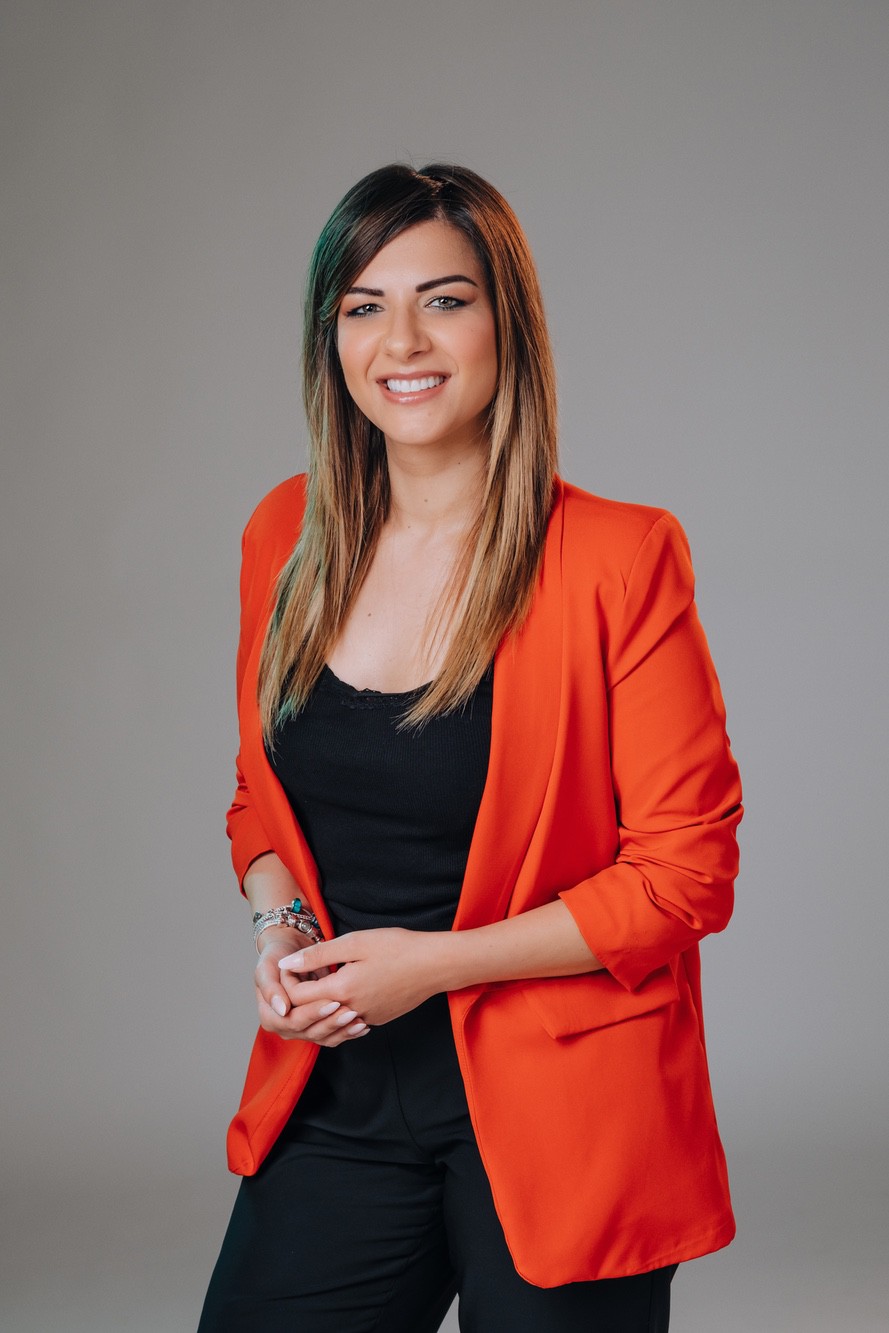 Scatto fotografico professionale che ritrae una donna in tailleur