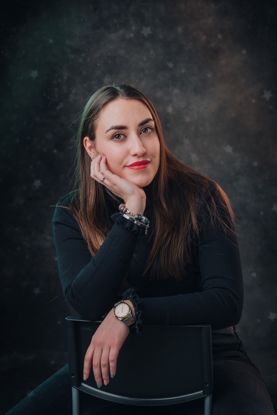 Fotoritratto professionale di una giovane donna, total black style