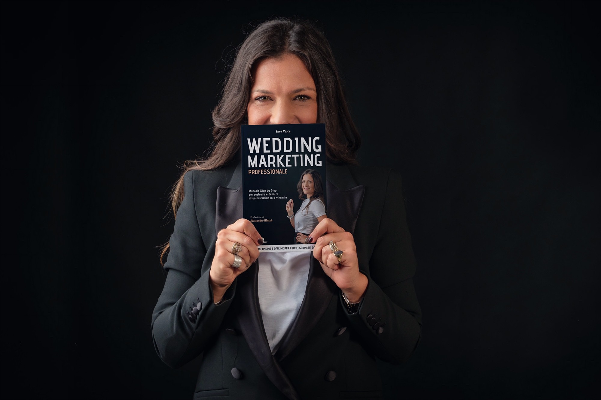 Fotoritratto autrice Ines Pesce Scatto fotografico professionale di Ines Pesce con il suo libro Wedding Marketing professionale