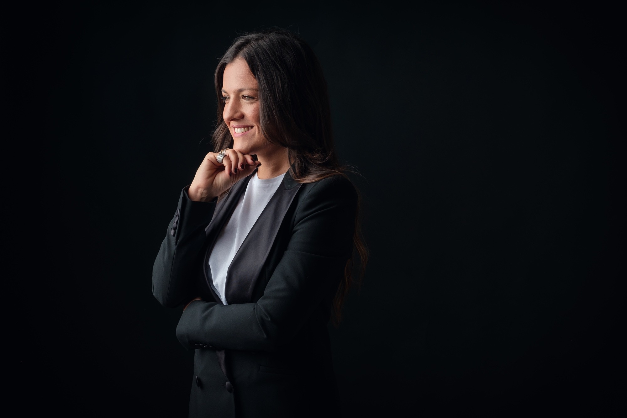 Fotoritratto autrice Ines Pesce Scatto fotografico professionale di Ines Pesce di profilo