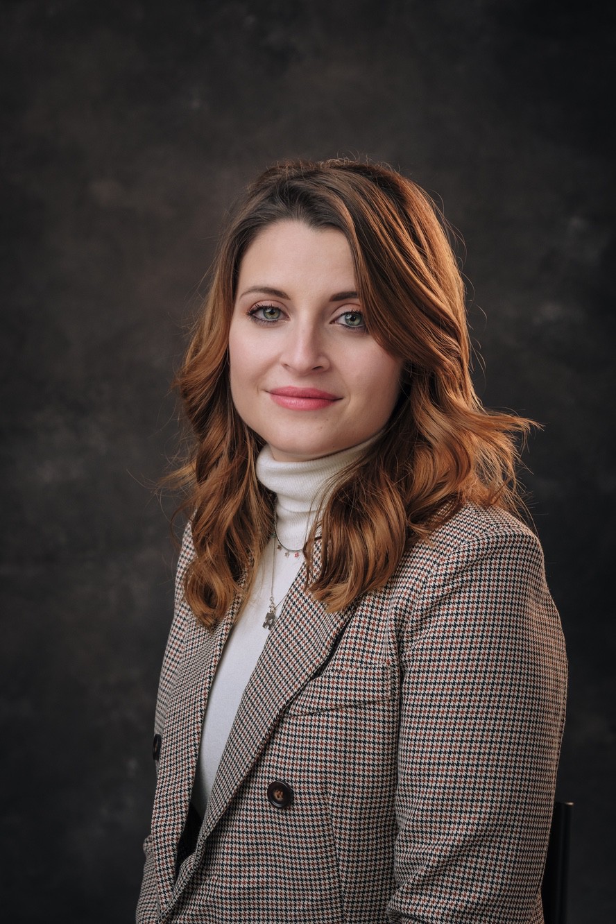 Fotoritratto professionale di una giovane donna, stile lifestyle