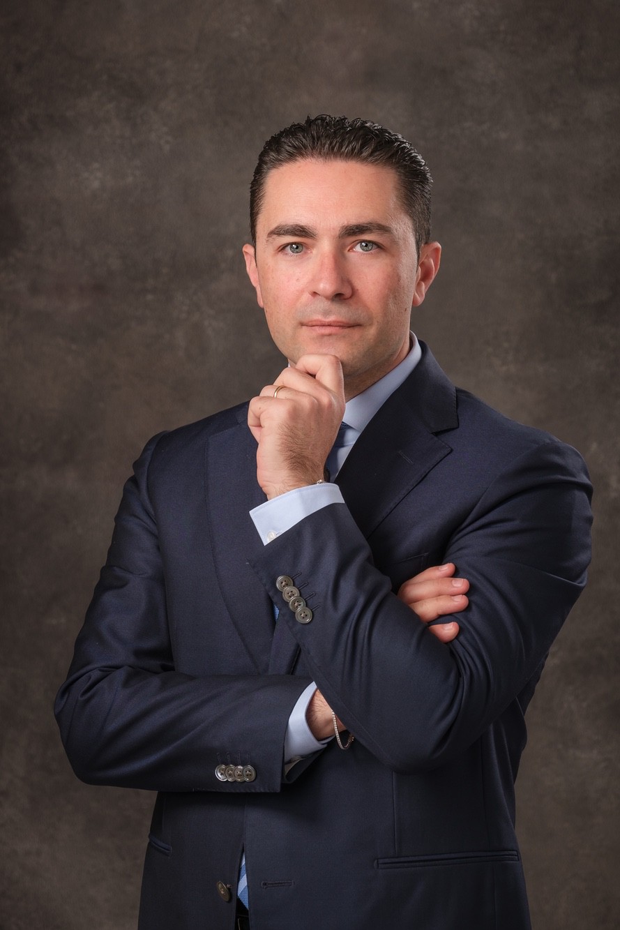 Scatto fotografico professionale che ritrae un giovane manager