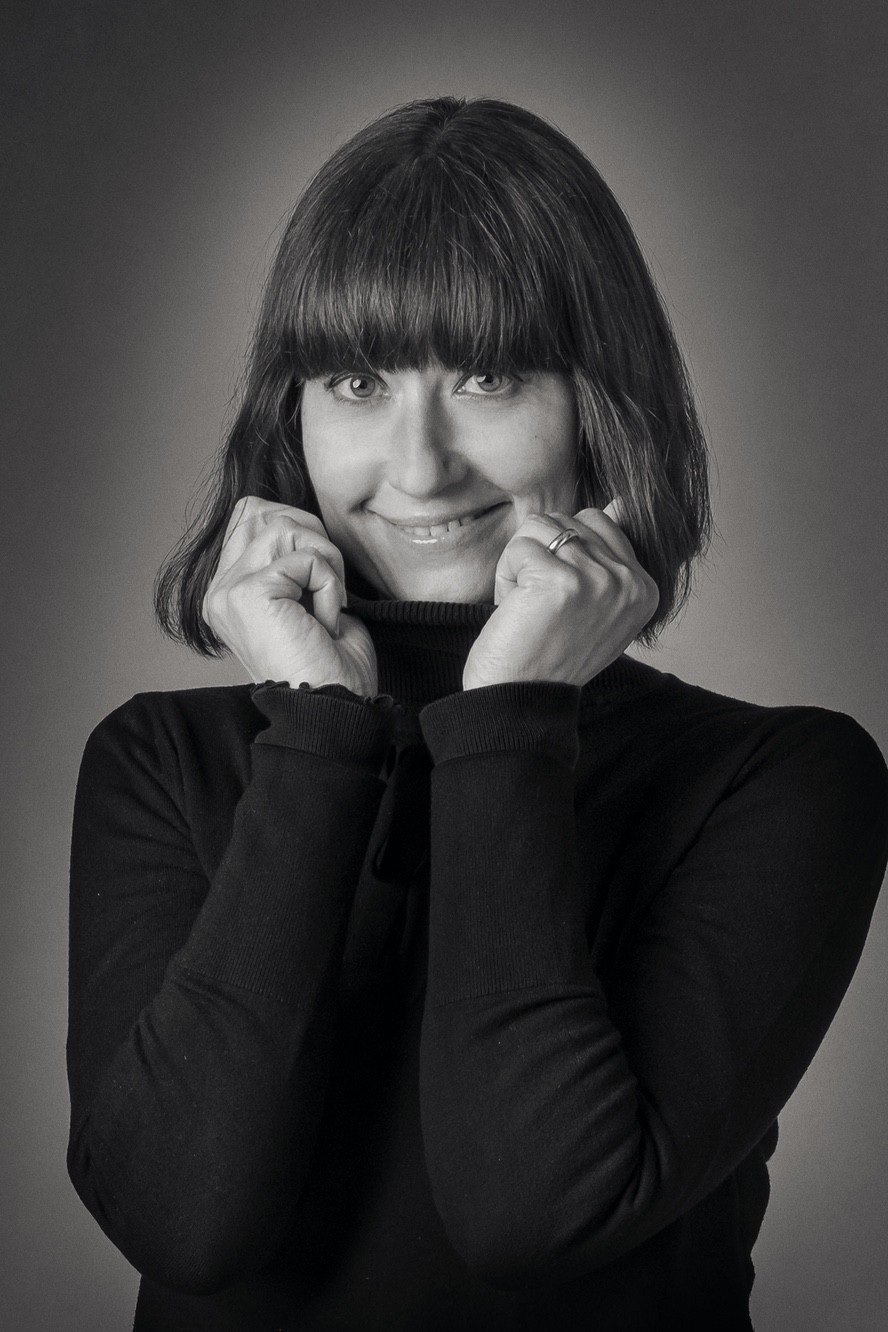 Scatto fotografico professionale che ritrae una ragazza con frangia