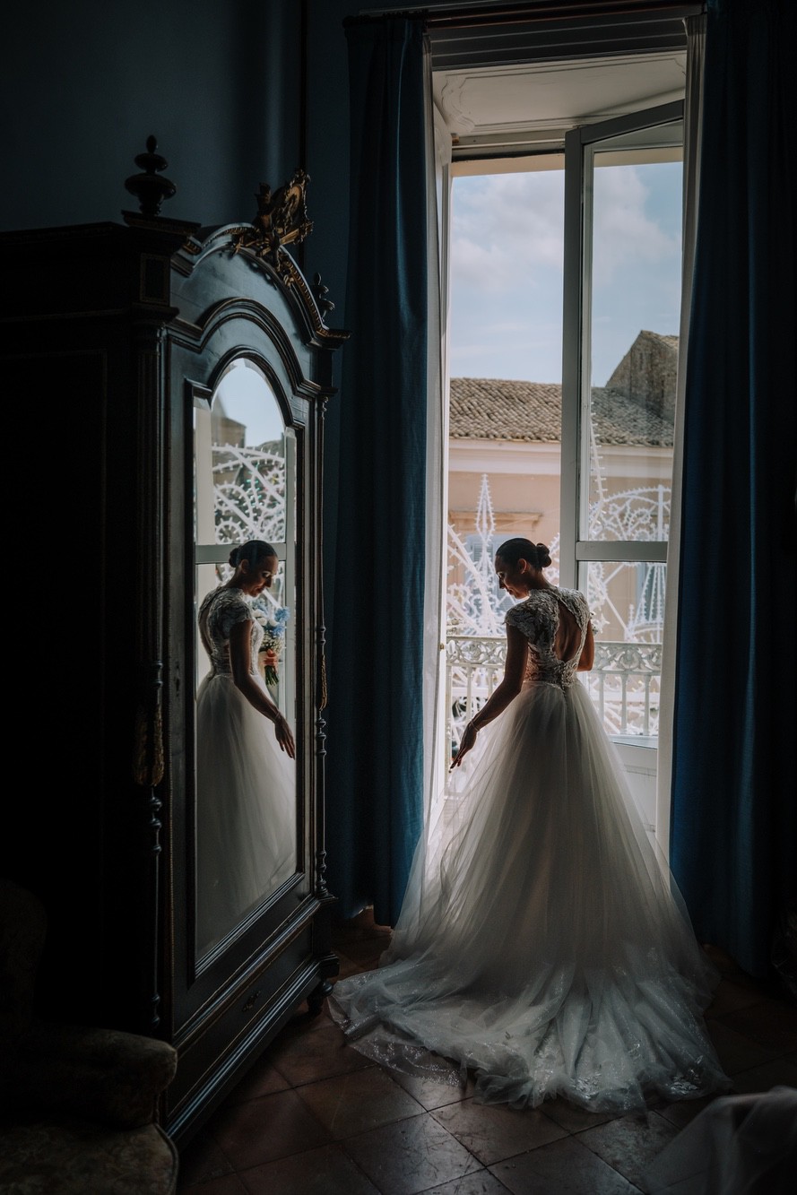 Sposa a casa Sposa a casa durante la preparazione