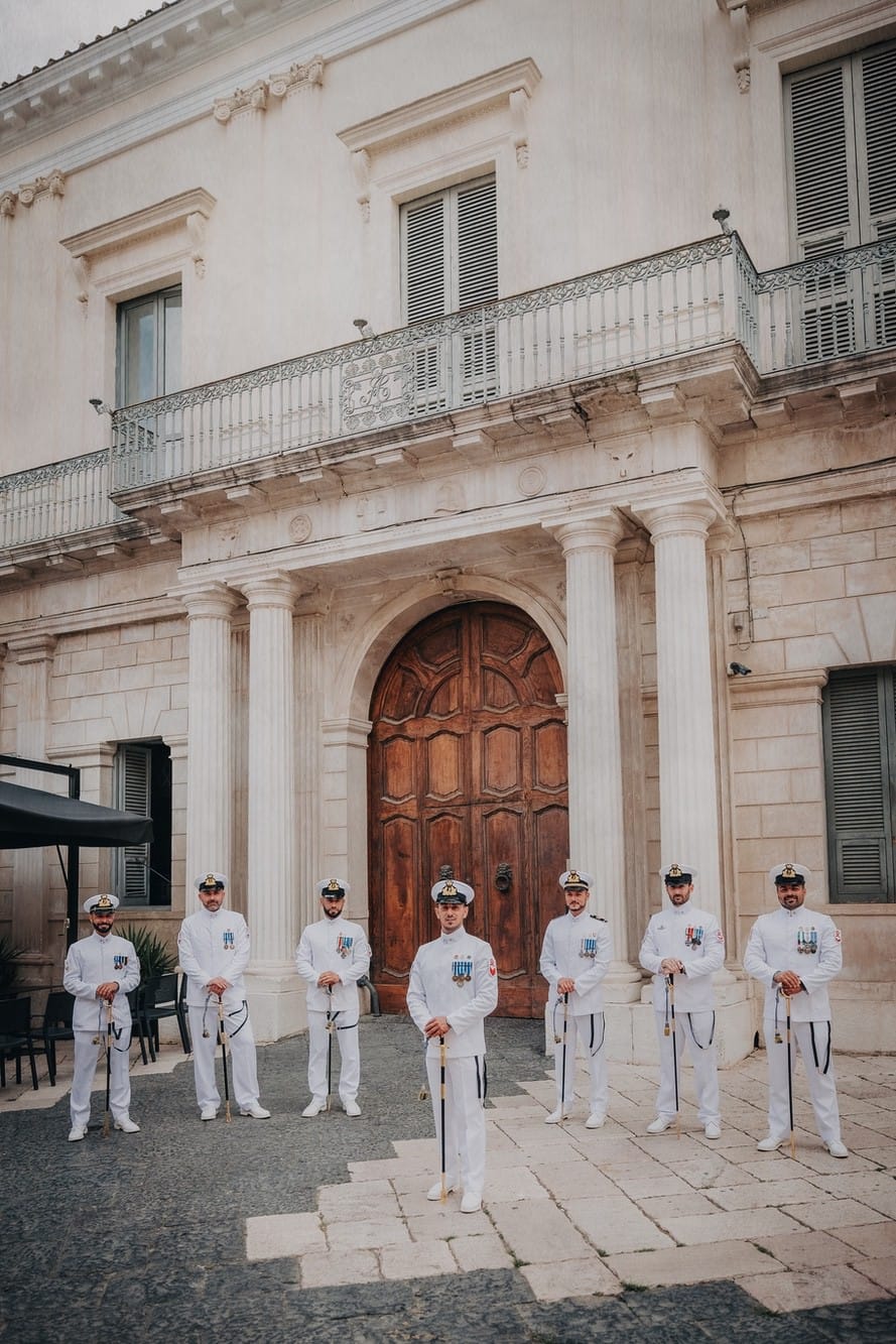 Ritratto di ufficiali nel centro storico a Lucera