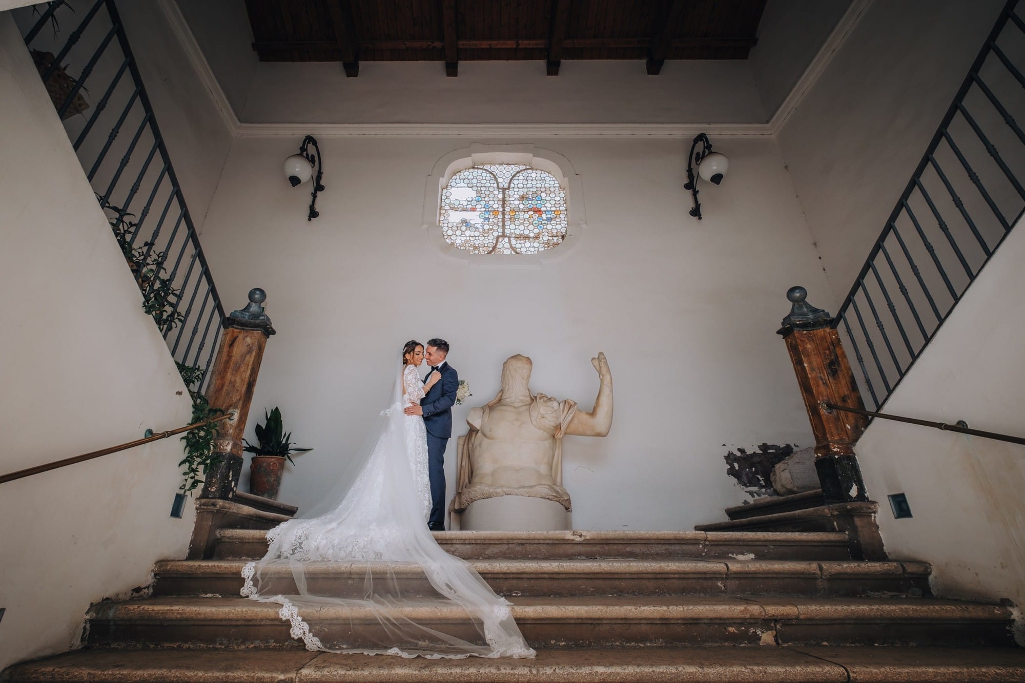 Ritratto sposi sulla scalinata del Museo Civico Fiorelli a Lucera