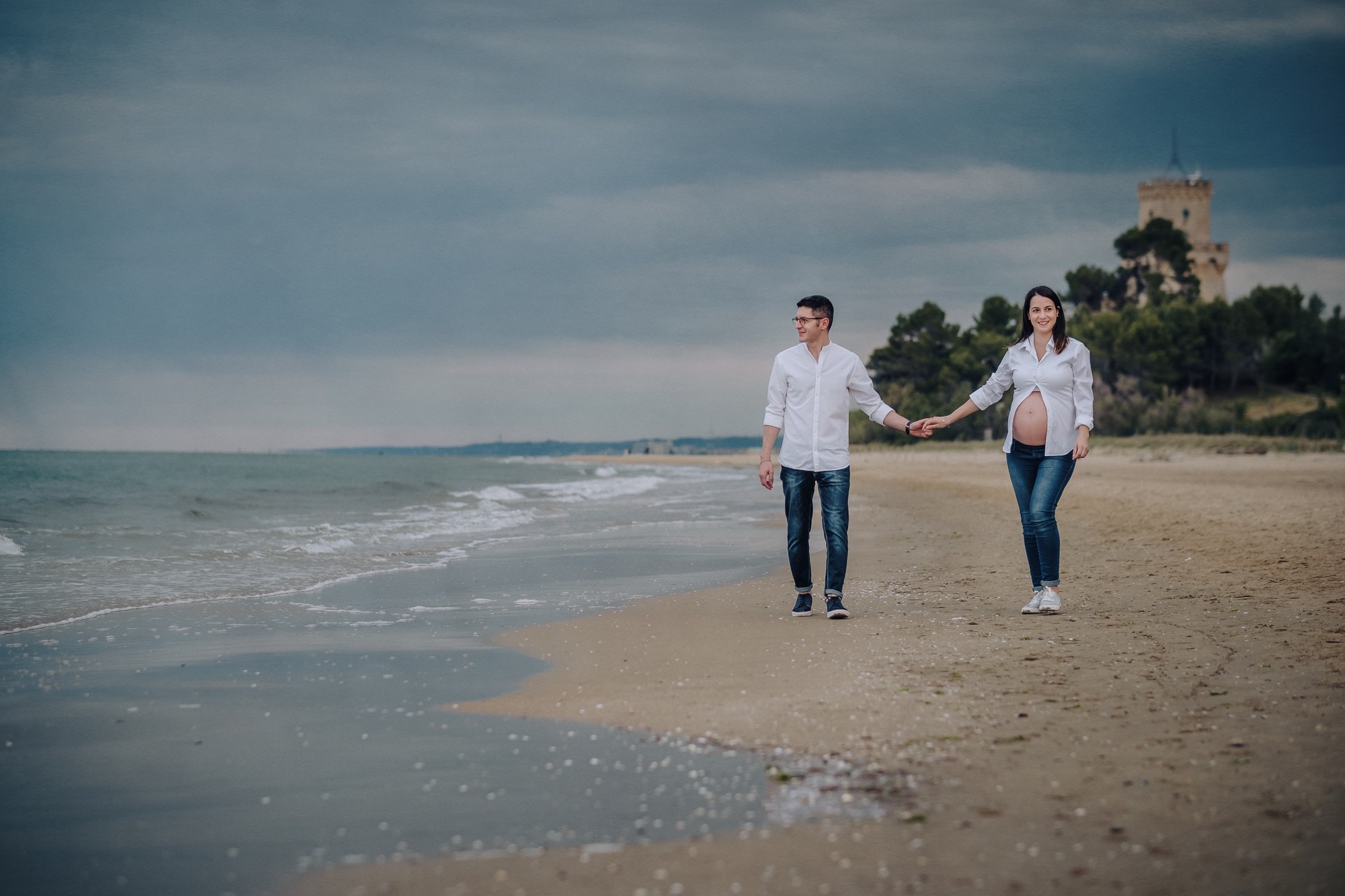 Lifestyle portrait coppia sul lungomare adriatico
