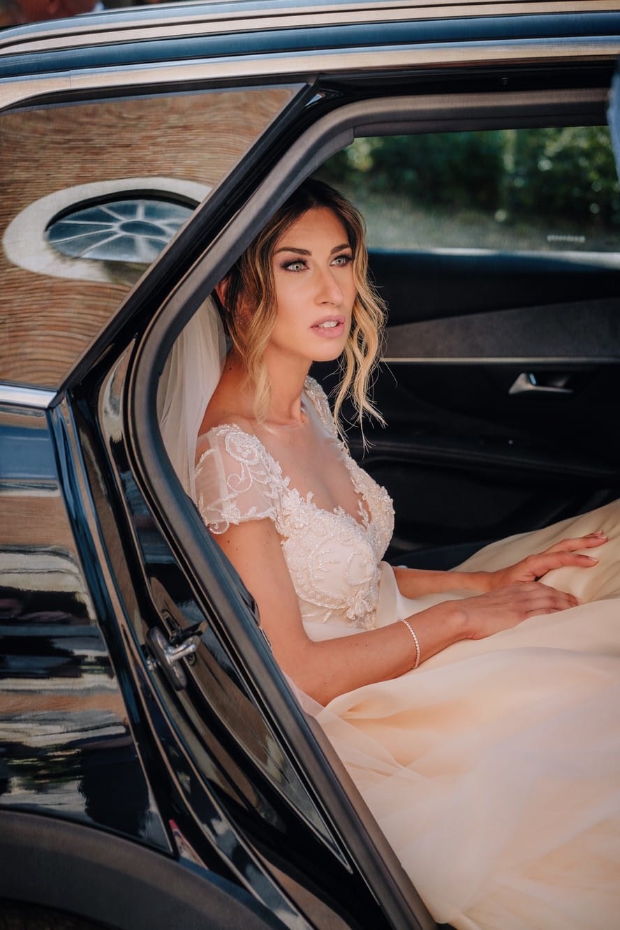 Primo piano di una sposa in auto