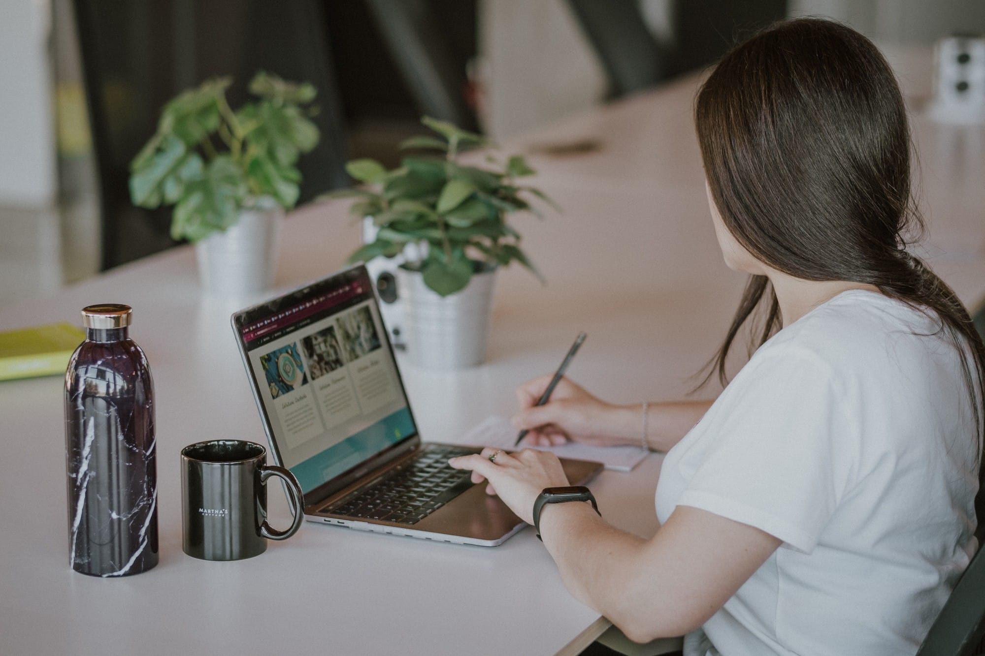 Shooting aziendale di una ragazza che avvia la sua attività