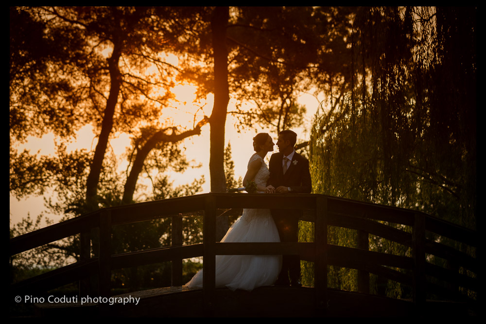 Tramonto sul ponte del laghetto all' Oasi di Claire
