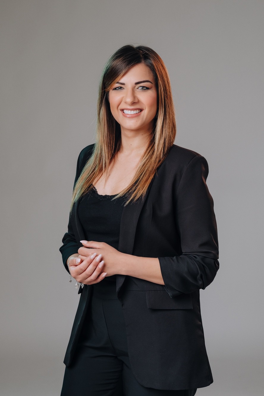 Ritratto aziendale stile accogliente Ritratto aziendale di un impiegata che esprime un senso di accoglienza