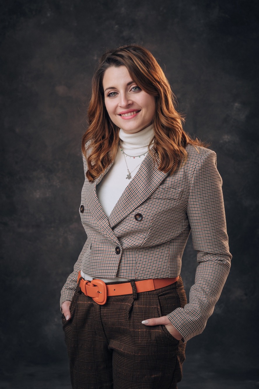 Ritratto aziendale di una donna in abiti casual chic