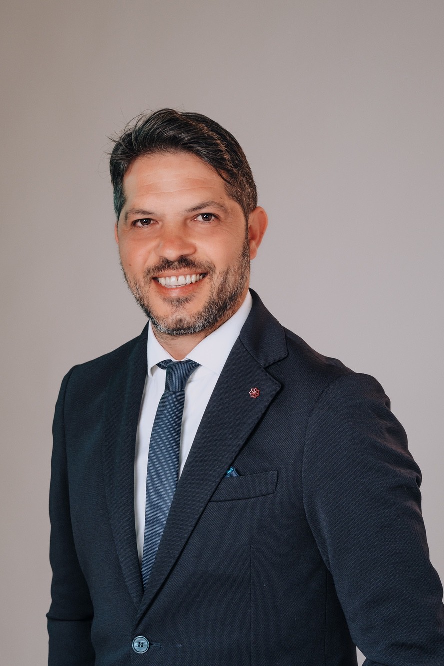 Ritratto aziendale di un uomo in completo blu elegante