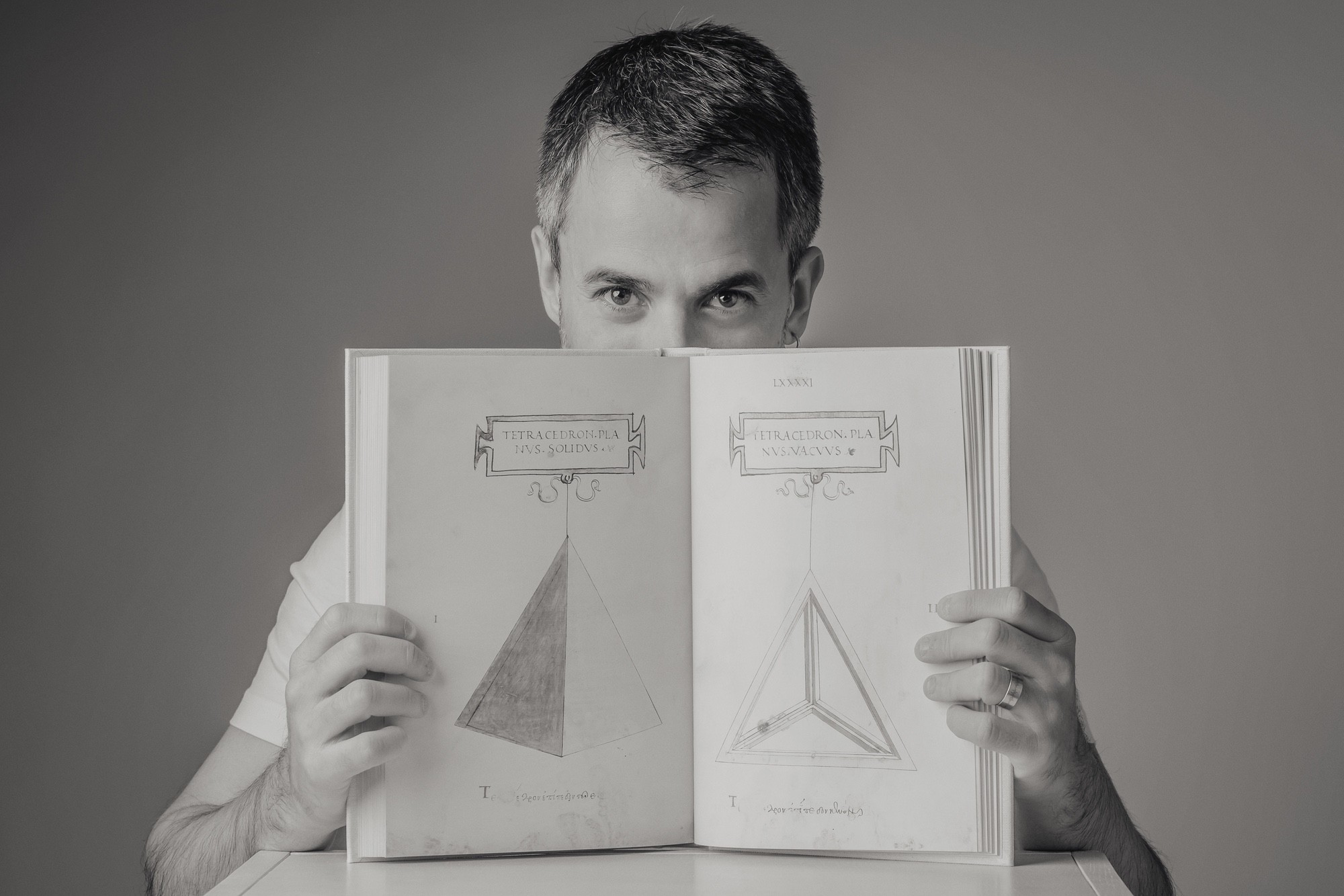 Ritratto aziendale Francesco Turriani di Ingigni Ritratto aziendale Francesco Turriani di Ingigni con libro