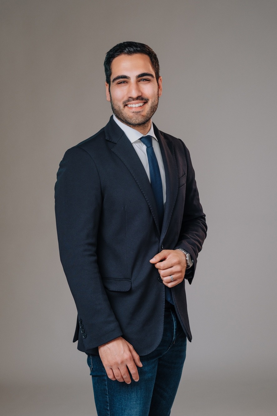 Ritratto aziendale impiegato stile lifesytle Ritratto aziendale di un impiegato elegante casual chic