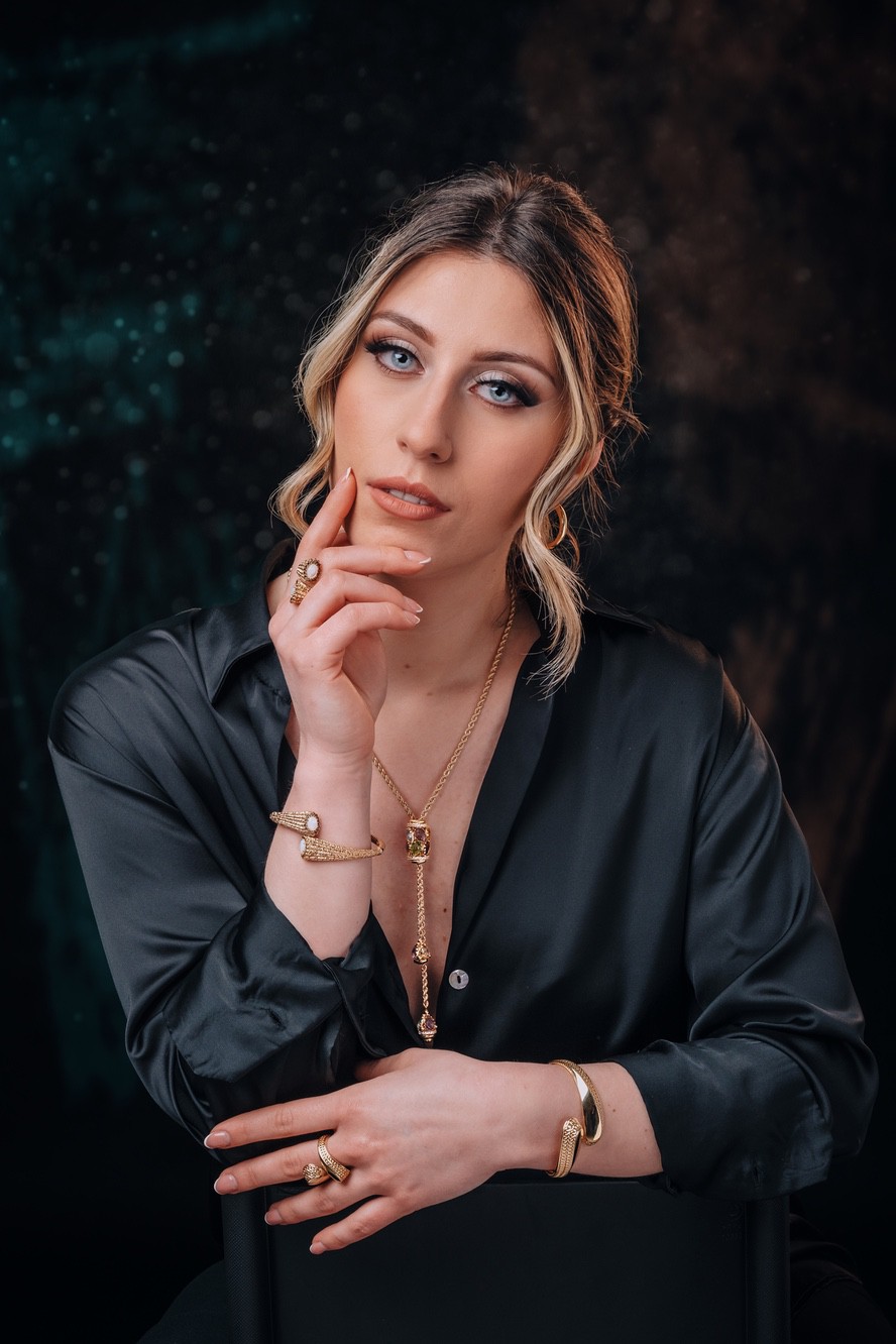 Ritratto aziendale di una donna elegante per un'occasione speciale