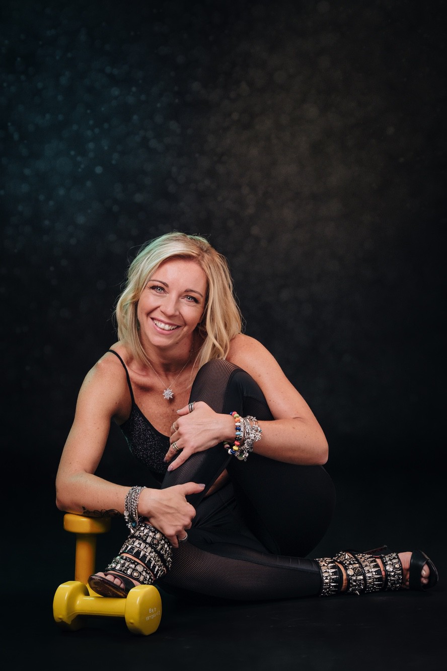 Ritratto aziendale di una donna sportiva con pesi