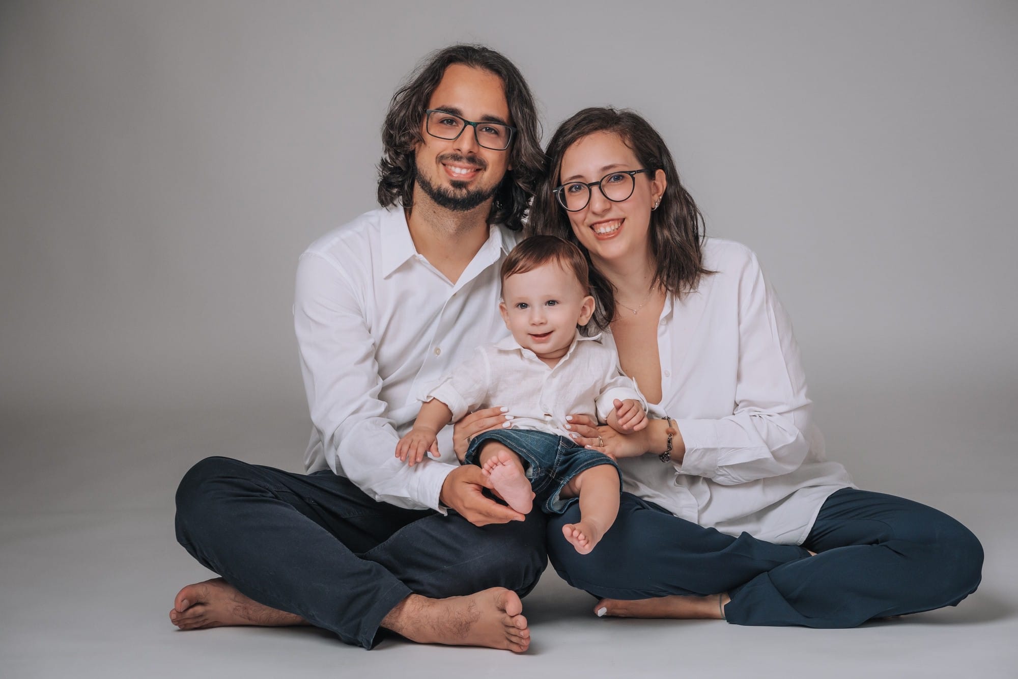 Ritratto di famiglia con figlio piccolo Ritratto di famiglia con un figlio piccolo, tutti con stesso abbigliamento