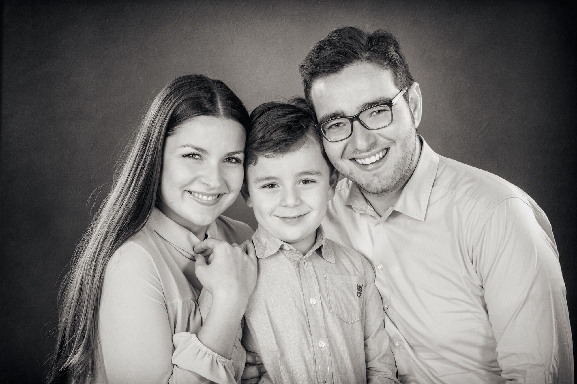 Ritratto di famiglia stile antico Ritratto di una famiglia di tre persone in stile antico, b/nero