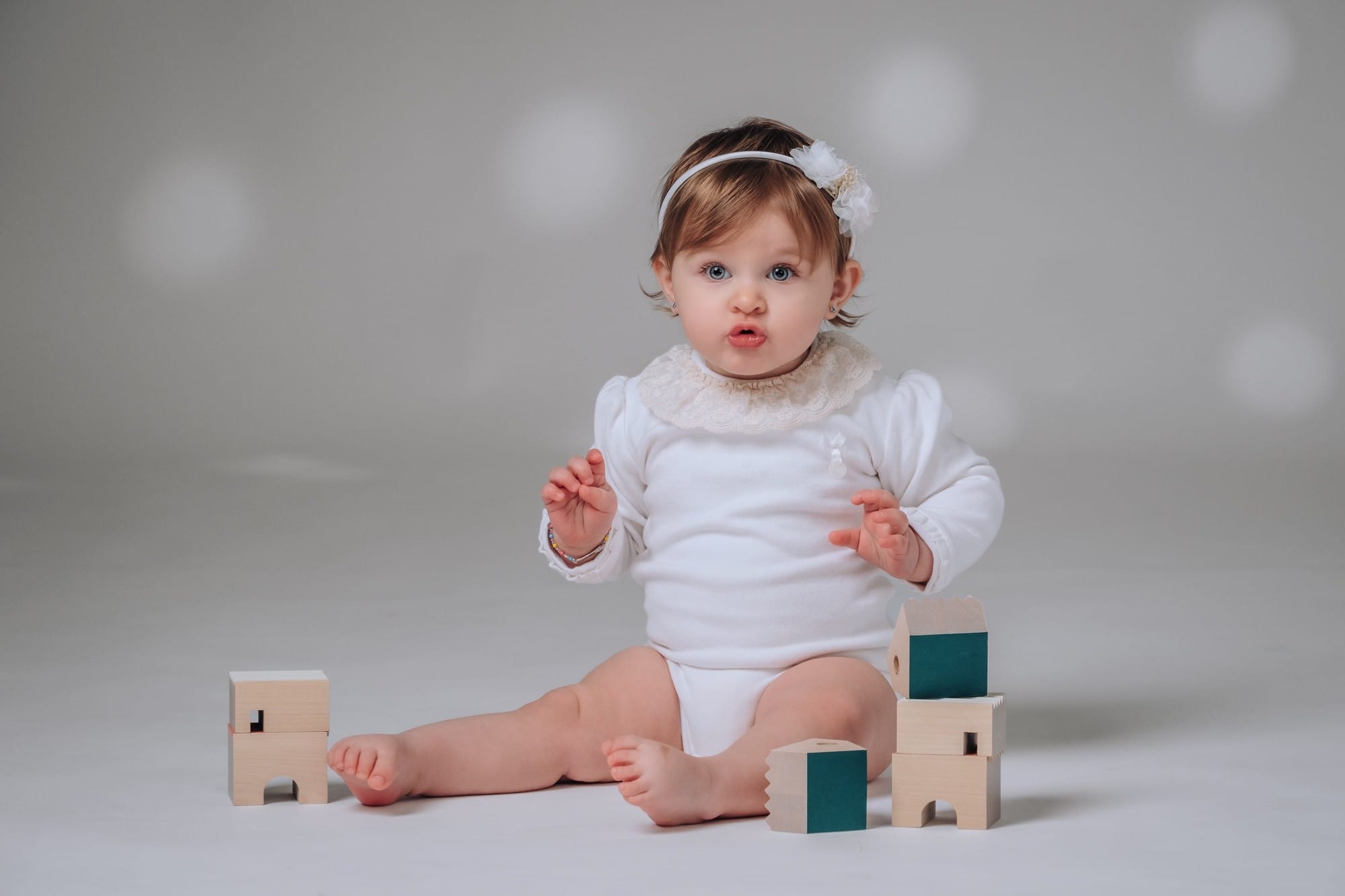 Ritratto di famiglia bambina Ritratto di una bambina con dei giocattoli in legno