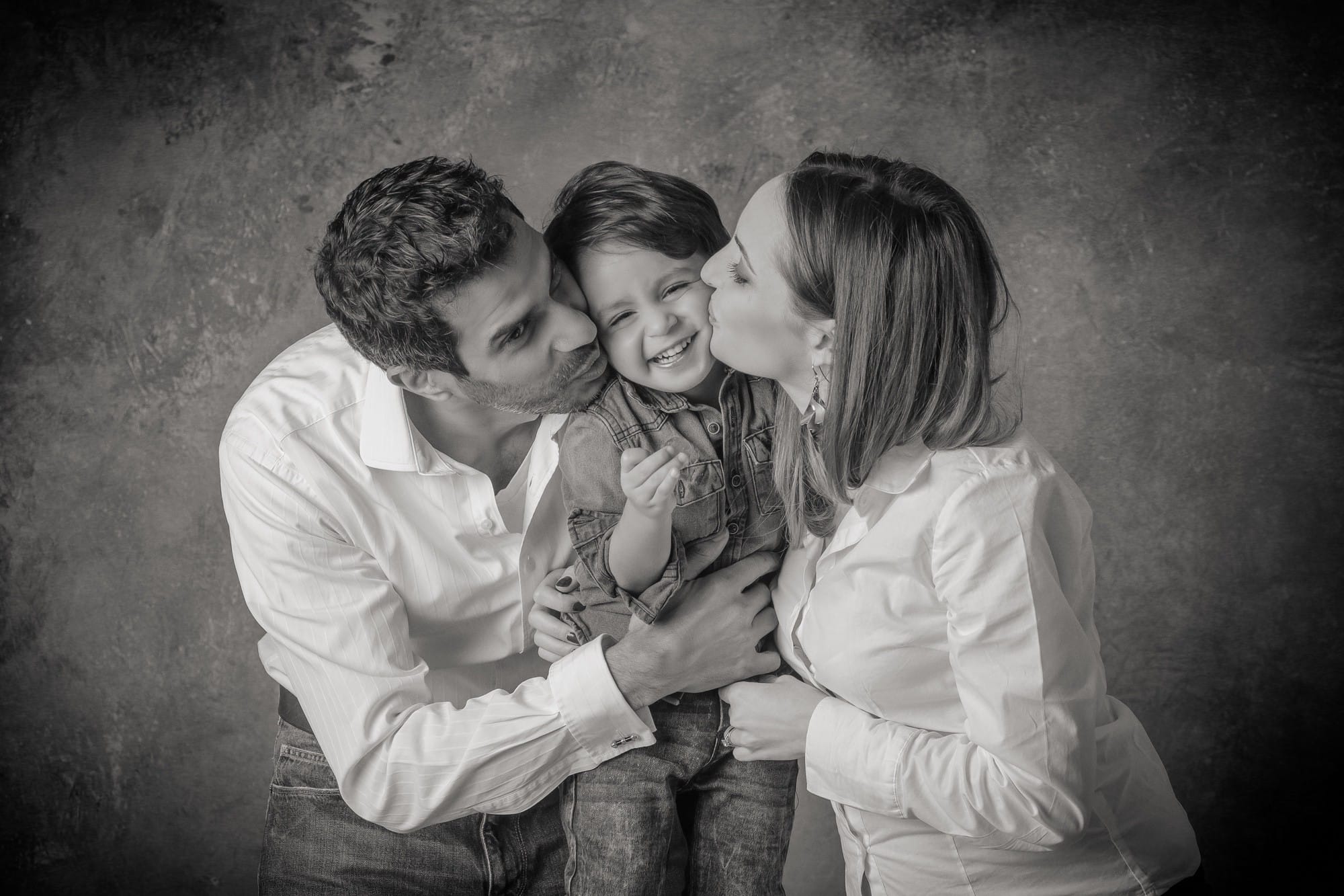 Ritratto di famiglia bianco e nero Ritratto di una famiglia di tre persone in bianco e nero