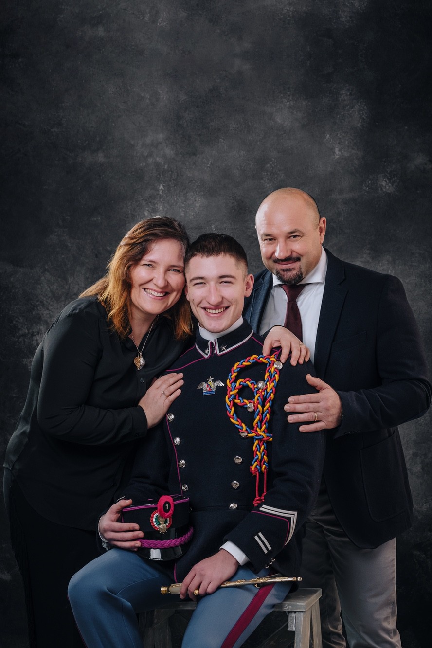 Ritratto di famiglia di tre persone con figlio cadetto in uniforme