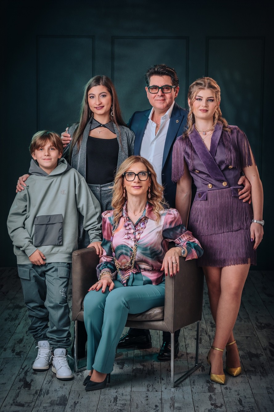 Ritratto di famiglia con abbigliamento casual elegante